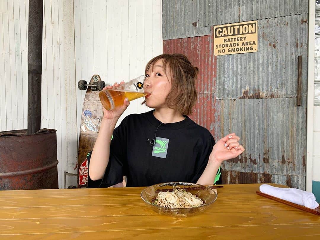 須田亜香里さんのインスタグラム写真 - (須田亜香里Instagram)「先週の青空レストランでの 大輔さんとのお気に入りのツーショット‼️ . そして食べっぷりと 飲みっぷりがいい感じの オフショット🍺 . 大輔さんとの収録は いつも本当に楽しい😆 私自然体でいると 割とおかしな発言が 多くなってしまうのですが それも全部明るく楽しく 受け止めてくださるから つい甘えてしまう…🥺 本当に感謝しかありません🙏😭 . 青空レストランに出演すると いつも兄が羨ましがります。 大輔さんのこと大好きなんだって🥳 今回もめちゃめちゃ自慢してやりました😋 . #青空レストラン #茅ヶ崎 #トルコナス #そうめん #サッポロビール #うまーーーーい .」8月21日 21時03分 - akarisuda