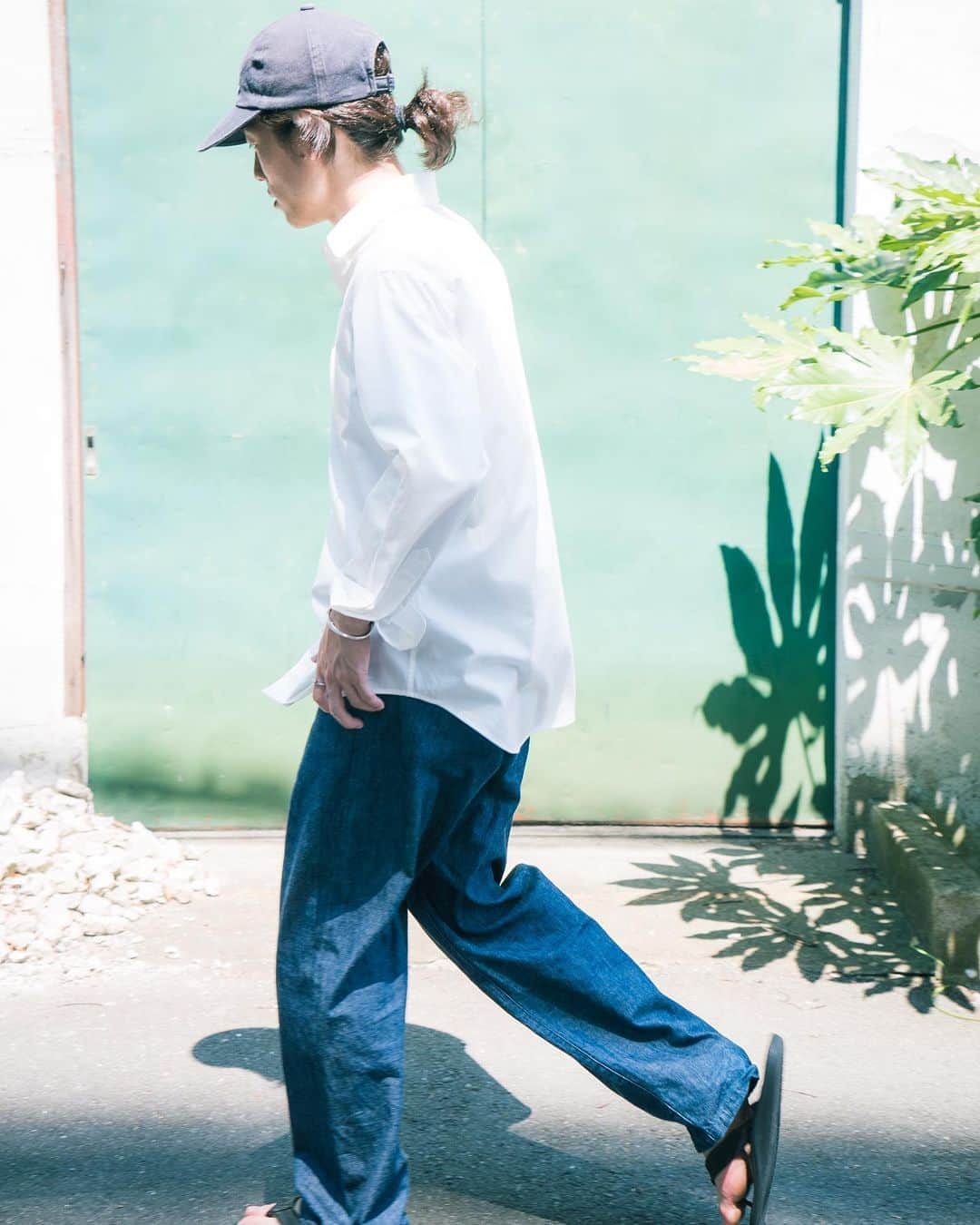 yukiのインスタグラム：「Dress Utility Shirt 追加分の販売開始です。 これだけ使い勝手の良いシャツ、なかなかないんじゃないでしょうか。  とりあえずは23日まで販売予定です。 購入はプロフィールのリンクからよろしくお願いします。」