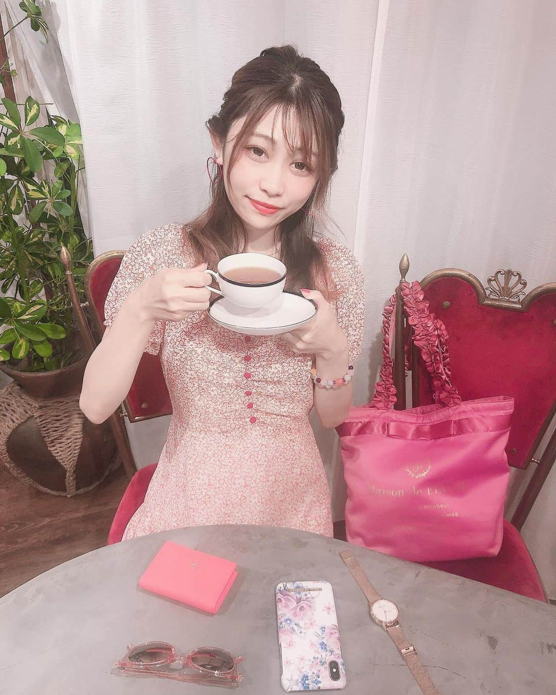 高橋里彩子さんのインスタグラム写真 - (高橋里彩子Instagram)「コーラルピンクの名刺入れ♥﻿ ﻿ @maisondesabre﻿ のだよ💘💘﻿ ﻿ 前のカード入れが車に引かれてボロボロだったのずっとつかってたから﻿ 新しいカードケース💗💗﻿ ﻿ 何よりもね、牛革の質がいいです！﻿ 触った途端気持ち良すぎて驚いた•••🤩✨﻿ ずっと触っていたいくらい💗﻿ ﻿ いつでも持ち歩くようにしているカード入れ♥︎﻿ ﻿ 私の好きなピンクで本当にお気に入り☺️🎀﻿ 便利♪﻿ ﻿ ﻿ 4文字好きな文字入れることができるから﻿ 私は♥にした⸜(*ˊᗜˋ*)⸝﻿ ﻿ 実は弟の誕生日にもらったやつもカード入れ(｡•ㅅ•｡)♡﻿ ﻿ 弟のやつと使い分けたり、名刺入れとカード入れにしよ❤️❤️﻿ ﻿ ﻿ ﻿ ﻿ @maisondesabre ☆﻿ ﻿ ﻿ ﻿ #名刺入れ #名刺入れオーダー #本革名刺入れ #メゾンドサブレ #maisondesabr #maisondesabre #名前入りギフト #名前入りケース #名前入り名刺入れ  #本革レザー #牛革ケース #牛革 #クーポン #カード入れ #本革カード入れ #カード入れ #イニシャル #名刺入れ #名前入りギフト #レザー小物 #カスタム小物﻿ #ウォレット #サーモンピンク #カバンの中身#名刺入れ #fashion #カフェ #カフェ活 #アフターヌーンティー」8月21日 21時11分 - konkonwanwan