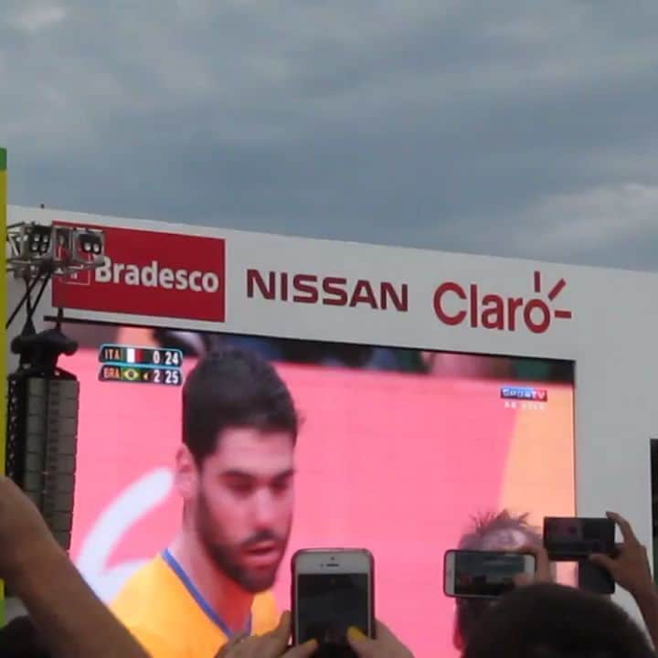 ウィリアム・アルジョナのインスタグラム：「4 anos do momento mais incrível da minha carreira! Uma lembrança que estará presente na memória de todos nós atletas, comissão técnica e torcedores! Ouro para o Brasil, no Brasil!!! Gratidão eterna @wallaceleandro08 @evandroguerra @edercarbonera @mauriciosouza17 @lucao16volei @lucarelli8 @lipe_fonteles @borges5 @douglasouza12 @serginhoescadinha @bruninho1 @bernardinho_oficial @ricardo.tabach @fiapogtenius @rebacchi @rubinho_leonaldo @clalaurence @kleevan @jubaribas #robertinha #lu #mari #negao #gilberto」