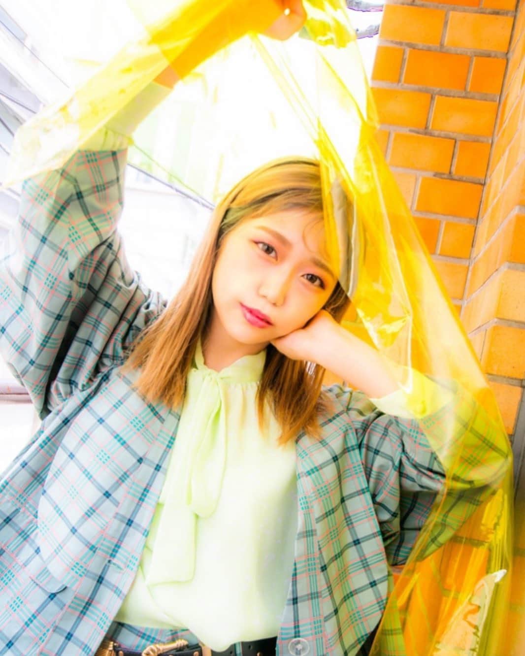 のインスタグラム：「大人な私にしてもらったよ〜 メイクや服装でこんなに変身するのすごい… 📸(@kaooochi1226) 💄(@akieshi) 👗(@takafumi_80)  . . . #hairmake #styling #portrait #makeup #作品撮り」
