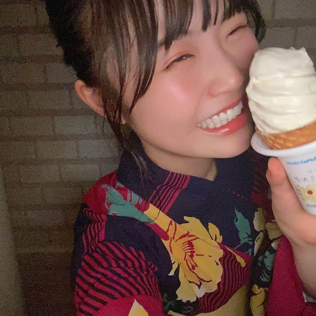 出口結菜さんのインスタグラム写真 - (出口結菜Instagram)「《🏪#コンビニ　#ファミリーマート》﻿ ﻿ 🍦ワッフルコーン北海道ミルクバニラ（¥194）﻿ ﻿ ﻿ 浴衣配信のとき、弟がファミマで買ってきてくれたの❕❕❕❕﻿ ﻿ 結構甘めのソフトクリーム😳🍦﻿ ﻿ ﻿ ﻿ ﻿ ﻿ ﻿ ミルク感は結構あります🍼🍼🍼﻿ ﻿ ﻿ ﻿ ﻿ 牛乳が好きな人は特に好きかも！！﻿ ﻿ ﻿ 生クリームとかではないねんけど、少し牛乳感のクセがある感じかなぁ。﻿ ﻿ ﻿ うちはその感じと甘さがいい感じのバランスでその絶妙さがめっちゃ美味しいって思っちゃった😳🍦🍼﻿ ﻿ ﻿ ﻿ ソフトクリームってなんでも美味しいって感じちゃう！笑笑﻿ ﻿ ﻿ ﻿ コンビニのは普通のソフトクリームと違って硬めやけど暑い時に食べると溶けた時にいい感じになる🤩﻿ ﻿ ﻿ アイスは溶けている時が1番甘くて美味しい✌️﻿ ﻿ ﻿ 溶けすぎると甘々になっちゃうから注意‼️﻿ ﻿ ﻿ ﻿ ﻿ \弟。良いセンスしてるじゃないか🥳/﻿ ﻿ _____________________________________________________﻿ ﻿ ❤️エネルギー:292kcal﻿ 💗タンパク質:4.6g﻿ 💛脂質:14.4g﻿ 🧡炭水化物:35.9g﻿ _____________________________________________________﻿ ﻿ #ファミマ #ファミマアイス #ソフトクリーム #🍦  #コンビニアイス #コンビニスイーツ #🏪 #ファミマスイーツ #familymart #sweet #ice #ワッフルコーン #ファミマ限定 #ファミマスイーツ部 #コンビニスイーツ部 #甘いもの #甘党 #浴衣 #浴衣女子 #👘  #instalike #instagood #instafood #food #おやつの時間 #アイスクリーム #アイス部 #ラビグルメ」8月21日 21時09分 - yui_laby0622