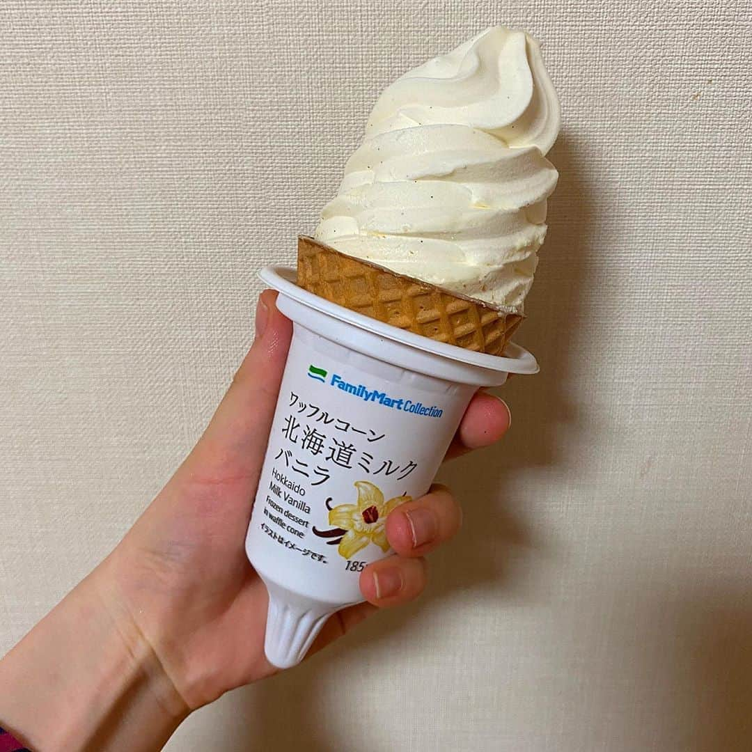 出口結菜さんのインスタグラム写真 - (出口結菜Instagram)「《🏪#コンビニ　#ファミリーマート》﻿ ﻿ 🍦ワッフルコーン北海道ミルクバニラ（¥194）﻿ ﻿ ﻿ 浴衣配信のとき、弟がファミマで買ってきてくれたの❕❕❕❕﻿ ﻿ 結構甘めのソフトクリーム😳🍦﻿ ﻿ ﻿ ﻿ ﻿ ﻿ ﻿ ミルク感は結構あります🍼🍼🍼﻿ ﻿ ﻿ ﻿ ﻿ 牛乳が好きな人は特に好きかも！！﻿ ﻿ ﻿ 生クリームとかではないねんけど、少し牛乳感のクセがある感じかなぁ。﻿ ﻿ ﻿ うちはその感じと甘さがいい感じのバランスでその絶妙さがめっちゃ美味しいって思っちゃった😳🍦🍼﻿ ﻿ ﻿ ﻿ ソフトクリームってなんでも美味しいって感じちゃう！笑笑﻿ ﻿ ﻿ ﻿ コンビニのは普通のソフトクリームと違って硬めやけど暑い時に食べると溶けた時にいい感じになる🤩﻿ ﻿ ﻿ アイスは溶けている時が1番甘くて美味しい✌️﻿ ﻿ ﻿ 溶けすぎると甘々になっちゃうから注意‼️﻿ ﻿ ﻿ ﻿ ﻿ \弟。良いセンスしてるじゃないか🥳/﻿ ﻿ _____________________________________________________﻿ ﻿ ❤️エネルギー:292kcal﻿ 💗タンパク質:4.6g﻿ 💛脂質:14.4g﻿ 🧡炭水化物:35.9g﻿ _____________________________________________________﻿ ﻿ #ファミマ #ファミマアイス #ソフトクリーム #🍦  #コンビニアイス #コンビニスイーツ #🏪 #ファミマスイーツ #familymart #sweet #ice #ワッフルコーン #ファミマ限定 #ファミマスイーツ部 #コンビニスイーツ部 #甘いもの #甘党 #浴衣 #浴衣女子 #👘  #instalike #instagood #instafood #food #おやつの時間 #アイスクリーム #アイス部 #ラビグルメ」8月21日 21時09分 - yui_laby0622