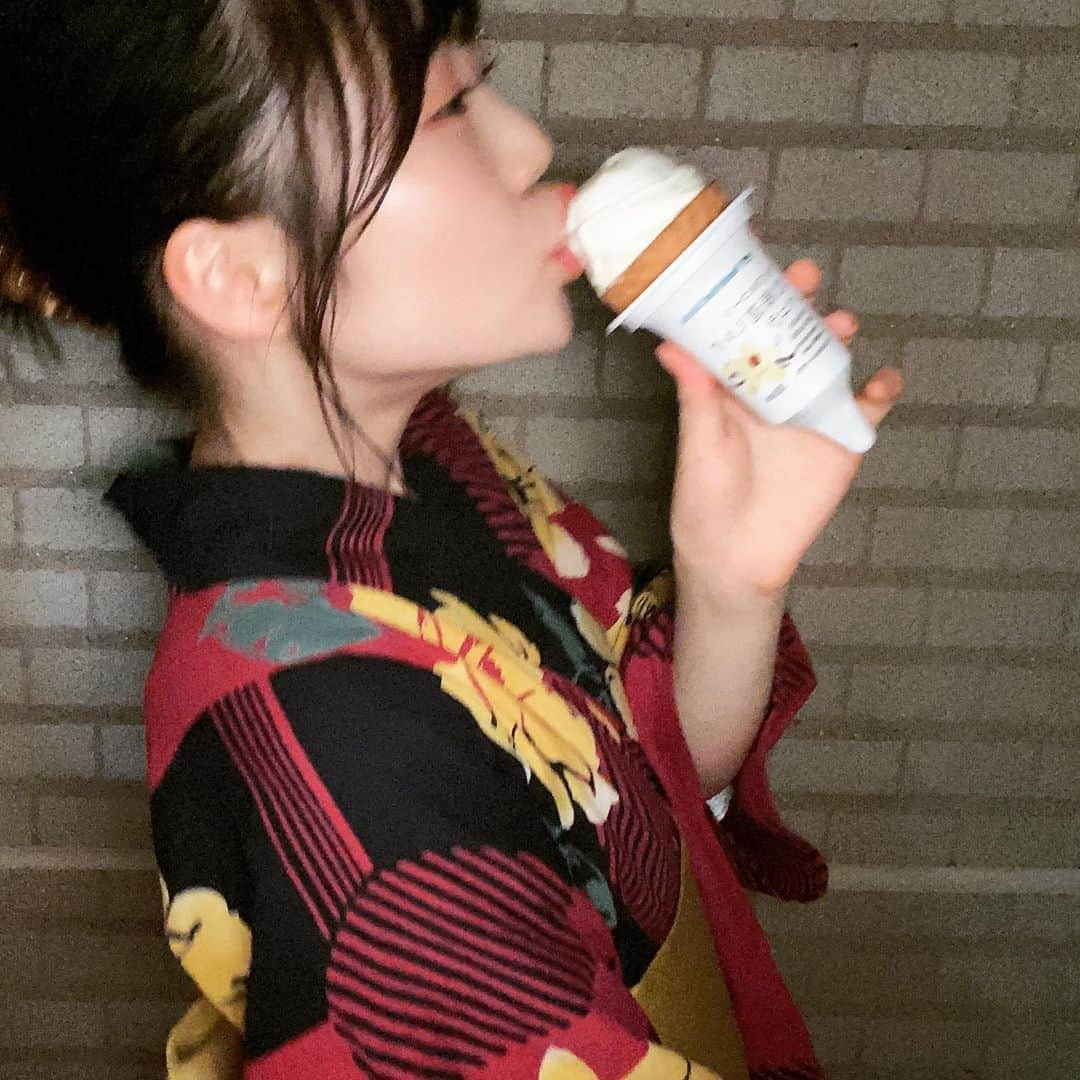 出口結菜さんのインスタグラム写真 - (出口結菜Instagram)「《🏪#コンビニ　#ファミリーマート》﻿ ﻿ 🍦ワッフルコーン北海道ミルクバニラ（¥194）﻿ ﻿ ﻿ 浴衣配信のとき、弟がファミマで買ってきてくれたの❕❕❕❕﻿ ﻿ 結構甘めのソフトクリーム😳🍦﻿ ﻿ ﻿ ﻿ ﻿ ﻿ ﻿ ミルク感は結構あります🍼🍼🍼﻿ ﻿ ﻿ ﻿ ﻿ 牛乳が好きな人は特に好きかも！！﻿ ﻿ ﻿ 生クリームとかではないねんけど、少し牛乳感のクセがある感じかなぁ。﻿ ﻿ ﻿ うちはその感じと甘さがいい感じのバランスでその絶妙さがめっちゃ美味しいって思っちゃった😳🍦🍼﻿ ﻿ ﻿ ﻿ ソフトクリームってなんでも美味しいって感じちゃう！笑笑﻿ ﻿ ﻿ ﻿ コンビニのは普通のソフトクリームと違って硬めやけど暑い時に食べると溶けた時にいい感じになる🤩﻿ ﻿ ﻿ アイスは溶けている時が1番甘くて美味しい✌️﻿ ﻿ ﻿ 溶けすぎると甘々になっちゃうから注意‼️﻿ ﻿ ﻿ ﻿ ﻿ \弟。良いセンスしてるじゃないか🥳/﻿ ﻿ _____________________________________________________﻿ ﻿ ❤️エネルギー:292kcal﻿ 💗タンパク質:4.6g﻿ 💛脂質:14.4g﻿ 🧡炭水化物:35.9g﻿ _____________________________________________________﻿ ﻿ #ファミマ #ファミマアイス #ソフトクリーム #🍦  #コンビニアイス #コンビニスイーツ #🏪 #ファミマスイーツ #familymart #sweet #ice #ワッフルコーン #ファミマ限定 #ファミマスイーツ部 #コンビニスイーツ部 #甘いもの #甘党 #浴衣 #浴衣女子 #👘  #instalike #instagood #instafood #food #おやつの時間 #アイスクリーム #アイス部 #ラビグルメ」8月21日 21時09分 - yui_laby0622