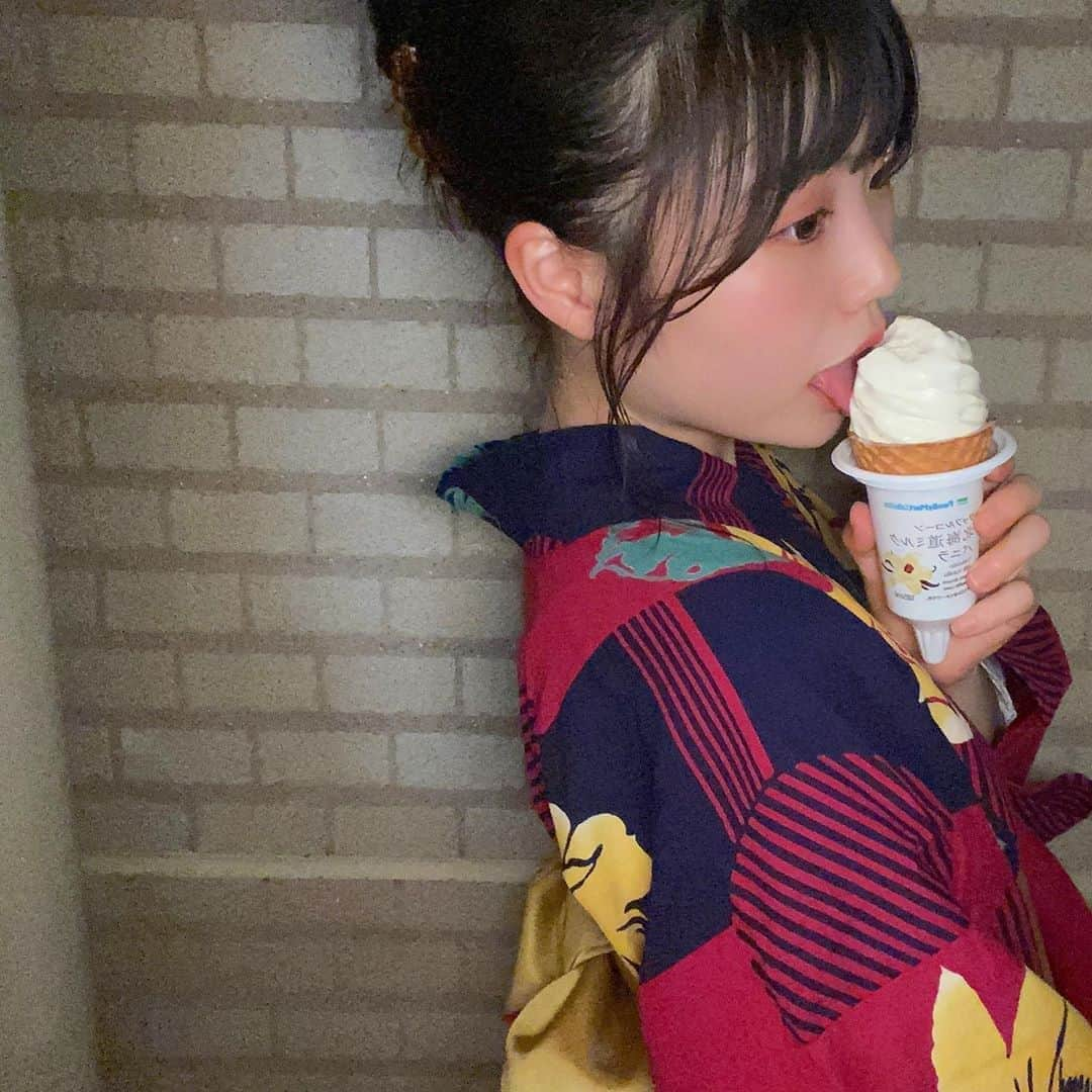 出口結菜さんのインスタグラム写真 - (出口結菜Instagram)「《🏪#コンビニ　#ファミリーマート》﻿ ﻿ 🍦ワッフルコーン北海道ミルクバニラ（¥194）﻿ ﻿ ﻿ 浴衣配信のとき、弟がファミマで買ってきてくれたの❕❕❕❕﻿ ﻿ 結構甘めのソフトクリーム😳🍦﻿ ﻿ ﻿ ﻿ ﻿ ﻿ ﻿ ミルク感は結構あります🍼🍼🍼﻿ ﻿ ﻿ ﻿ ﻿ 牛乳が好きな人は特に好きかも！！﻿ ﻿ ﻿ 生クリームとかではないねんけど、少し牛乳感のクセがある感じかなぁ。﻿ ﻿ ﻿ うちはその感じと甘さがいい感じのバランスでその絶妙さがめっちゃ美味しいって思っちゃった😳🍦🍼﻿ ﻿ ﻿ ﻿ ソフトクリームってなんでも美味しいって感じちゃう！笑笑﻿ ﻿ ﻿ ﻿ コンビニのは普通のソフトクリームと違って硬めやけど暑い時に食べると溶けた時にいい感じになる🤩﻿ ﻿ ﻿ アイスは溶けている時が1番甘くて美味しい✌️﻿ ﻿ ﻿ 溶けすぎると甘々になっちゃうから注意‼️﻿ ﻿ ﻿ ﻿ ﻿ \弟。良いセンスしてるじゃないか🥳/﻿ ﻿ _____________________________________________________﻿ ﻿ ❤️エネルギー:292kcal﻿ 💗タンパク質:4.6g﻿ 💛脂質:14.4g﻿ 🧡炭水化物:35.9g﻿ _____________________________________________________﻿ ﻿ #ファミマ #ファミマアイス #ソフトクリーム #🍦  #コンビニアイス #コンビニスイーツ #🏪 #ファミマスイーツ #familymart #sweet #ice #ワッフルコーン #ファミマ限定 #ファミマスイーツ部 #コンビニスイーツ部 #甘いもの #甘党 #浴衣 #浴衣女子 #👘  #instalike #instagood #instafood #food #おやつの時間 #アイスクリーム #アイス部 #ラビグルメ」8月21日 21時09分 - yui_laby0622