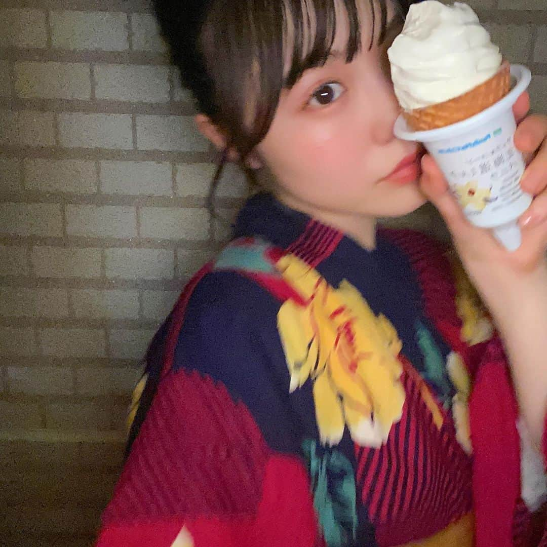 出口結菜さんのインスタグラム写真 - (出口結菜Instagram)「《🏪#コンビニ　#ファミリーマート》﻿ ﻿ 🍦ワッフルコーン北海道ミルクバニラ（¥194）﻿ ﻿ ﻿ 浴衣配信のとき、弟がファミマで買ってきてくれたの❕❕❕❕﻿ ﻿ 結構甘めのソフトクリーム😳🍦﻿ ﻿ ﻿ ﻿ ﻿ ﻿ ﻿ ミルク感は結構あります🍼🍼🍼﻿ ﻿ ﻿ ﻿ ﻿ 牛乳が好きな人は特に好きかも！！﻿ ﻿ ﻿ 生クリームとかではないねんけど、少し牛乳感のクセがある感じかなぁ。﻿ ﻿ ﻿ うちはその感じと甘さがいい感じのバランスでその絶妙さがめっちゃ美味しいって思っちゃった😳🍦🍼﻿ ﻿ ﻿ ﻿ ソフトクリームってなんでも美味しいって感じちゃう！笑笑﻿ ﻿ ﻿ ﻿ コンビニのは普通のソフトクリームと違って硬めやけど暑い時に食べると溶けた時にいい感じになる🤩﻿ ﻿ ﻿ アイスは溶けている時が1番甘くて美味しい✌️﻿ ﻿ ﻿ 溶けすぎると甘々になっちゃうから注意‼️﻿ ﻿ ﻿ ﻿ ﻿ \弟。良いセンスしてるじゃないか🥳/﻿ ﻿ _____________________________________________________﻿ ﻿ ❤️エネルギー:292kcal﻿ 💗タンパク質:4.6g﻿ 💛脂質:14.4g﻿ 🧡炭水化物:35.9g﻿ _____________________________________________________﻿ ﻿ #ファミマ #ファミマアイス #ソフトクリーム #🍦  #コンビニアイス #コンビニスイーツ #🏪 #ファミマスイーツ #familymart #sweet #ice #ワッフルコーン #ファミマ限定 #ファミマスイーツ部 #コンビニスイーツ部 #甘いもの #甘党 #浴衣 #浴衣女子 #👘  #instalike #instagood #instafood #food #おやつの時間 #アイスクリーム #アイス部 #ラビグルメ」8月21日 21時09分 - yui_laby0622