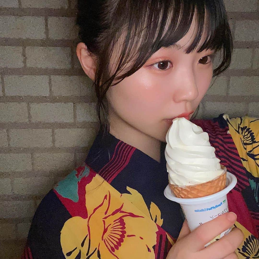 出口結菜さんのインスタグラム写真 - (出口結菜Instagram)「《🏪#コンビニ　#ファミリーマート》﻿ ﻿ 🍦ワッフルコーン北海道ミルクバニラ（¥194）﻿ ﻿ ﻿ 浴衣配信のとき、弟がファミマで買ってきてくれたの❕❕❕❕﻿ ﻿ 結構甘めのソフトクリーム😳🍦﻿ ﻿ ﻿ ﻿ ﻿ ﻿ ﻿ ミルク感は結構あります🍼🍼🍼﻿ ﻿ ﻿ ﻿ ﻿ 牛乳が好きな人は特に好きかも！！﻿ ﻿ ﻿ 生クリームとかではないねんけど、少し牛乳感のクセがある感じかなぁ。﻿ ﻿ ﻿ うちはその感じと甘さがいい感じのバランスでその絶妙さがめっちゃ美味しいって思っちゃった😳🍦🍼﻿ ﻿ ﻿ ﻿ ソフトクリームってなんでも美味しいって感じちゃう！笑笑﻿ ﻿ ﻿ ﻿ コンビニのは普通のソフトクリームと違って硬めやけど暑い時に食べると溶けた時にいい感じになる🤩﻿ ﻿ ﻿ アイスは溶けている時が1番甘くて美味しい✌️﻿ ﻿ ﻿ 溶けすぎると甘々になっちゃうから注意‼️﻿ ﻿ ﻿ ﻿ ﻿ \弟。良いセンスしてるじゃないか🥳/﻿ ﻿ _____________________________________________________﻿ ﻿ ❤️エネルギー:292kcal﻿ 💗タンパク質:4.6g﻿ 💛脂質:14.4g﻿ 🧡炭水化物:35.9g﻿ _____________________________________________________﻿ ﻿ #ファミマ #ファミマアイス #ソフトクリーム #🍦  #コンビニアイス #コンビニスイーツ #🏪 #ファミマスイーツ #familymart #sweet #ice #ワッフルコーン #ファミマ限定 #ファミマスイーツ部 #コンビニスイーツ部 #甘いもの #甘党 #浴衣 #浴衣女子 #👘  #instalike #instagood #instafood #food #おやつの時間 #アイスクリーム #アイス部 #ラビグルメ」8月21日 21時09分 - yui_laby0622