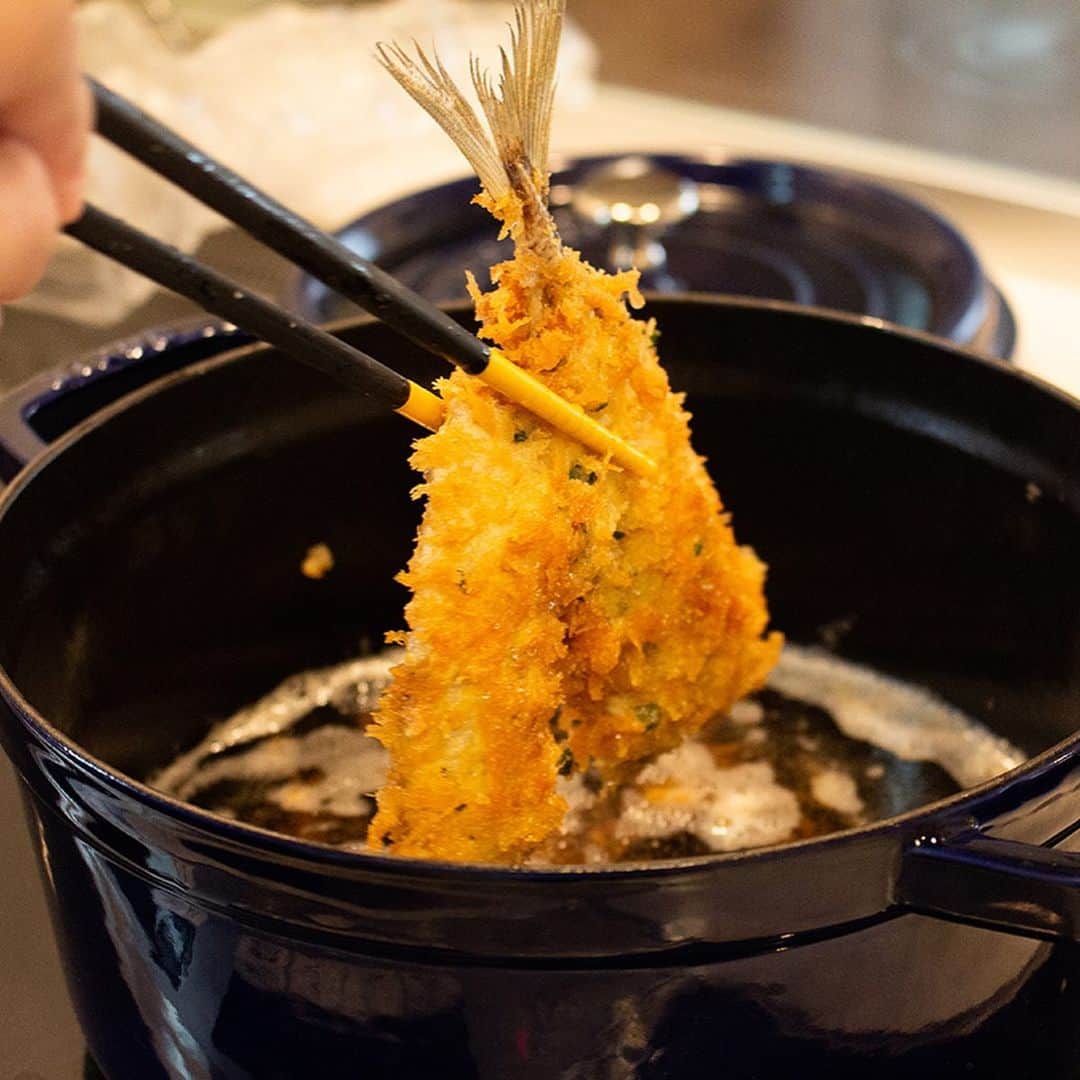のインスタグラム：「今夜の金曜ロードショーを観て、 アジフライがどう～しても食べたくなってしまった方！  ハーブが香る「本気のアジフライ」を作ってみませんか？  下処理をしたアジに塩をふり、冷蔵庫で20分置く。アジに小麦粉を薄くまんべんなくまぶし、バジル・オレガノ・パセリなどのハーブを加えた卵にくぐらせ、パン粉をつける。150～160℃に熱した揚げ油にそっと入れ、2分揚げる。最後に180℃に温度を上げて、色づくまで揚げれば完成！  実は本場イギリスでは、ペールエールに魚のフライは鉄板の組み合わせ！ 映画のシーンのように「ザ・和食」のイメージのあるアジフライですが、よなよなエールに合うんです！  明日のお夕飯にいかがでしょう？ . 詳しいレシピは#よなよな料理部 の記事で👉 https://yonasato.com/column/recipe_26 ( @yonayona.ale のプロフィール欄から飛べます✈️）  ===  ヤッホーのビールを飲んだ日は @yonayona.ale をタグ付けして、postいただけると嬉しいです😊 もしかしたらリポストさせていただく…かも？  === . . #ビール #クラフトビール #家飲み #飲酒タグラム #宅飲み #呑み #ビール女子 #ビール好き #ビアスタグラム #ビールクズ #ビール大好き #ビール好きな人と繋がりたい #beer #craftbeer #cheers #instabeer #beerstagram #beertime  #ビール部 #ヤッホーブルーイング #ビール飲みたい #缶ビール #おうちごはん #よなよな料理部 #ペアリング #レシピ #ジブリ #コクリコ坂 #アジフライ」