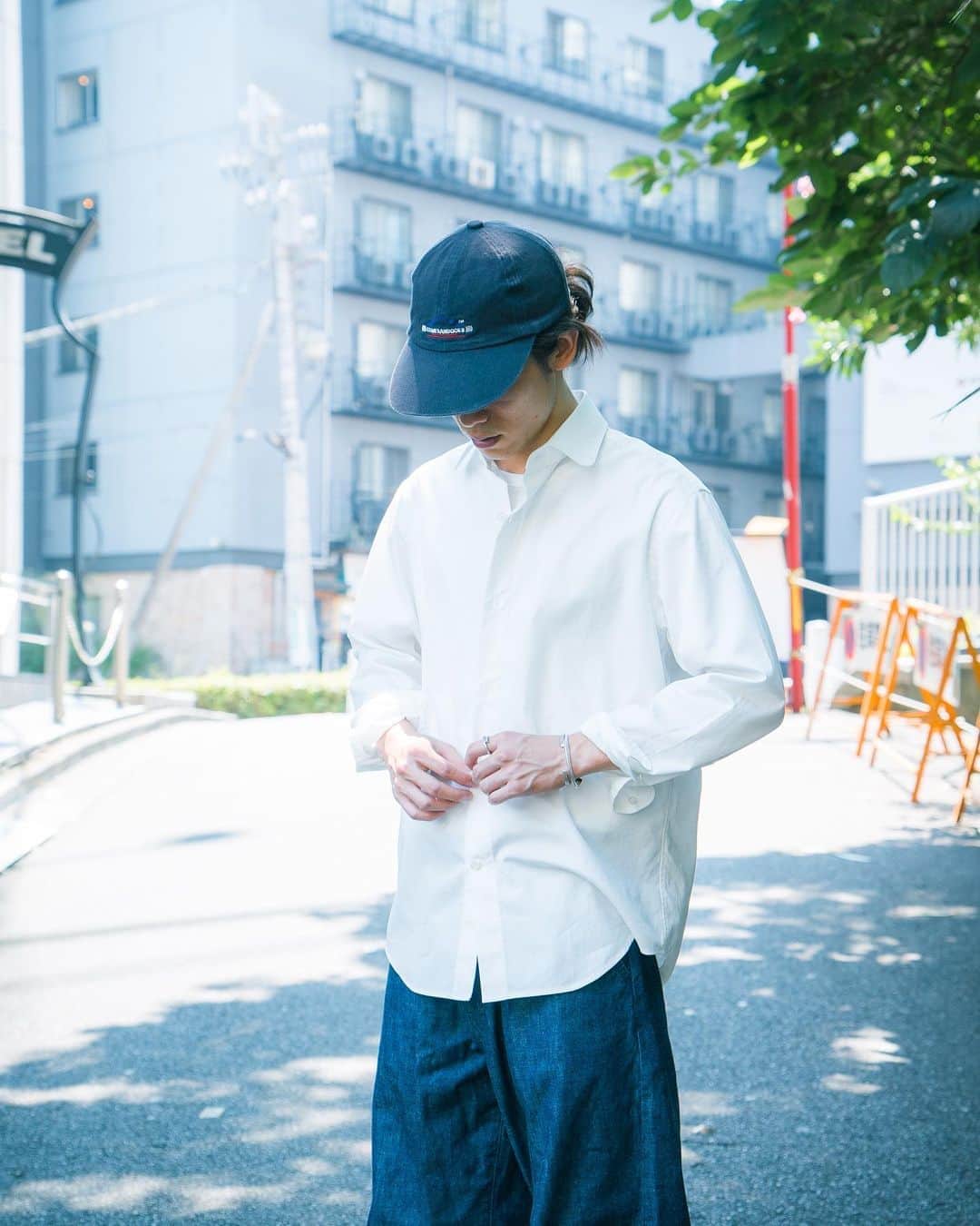 yukiのインスタグラム：「Dress Utility Shirt 既にご注文いただいた方、ありがとうございます。 サイズ感など悩まれてる方はお気軽にDM下さい。 オンラインだと、わからない点もあるかと思うので、できる限りご相談乗らせていただきます。よろしくお願いします。」