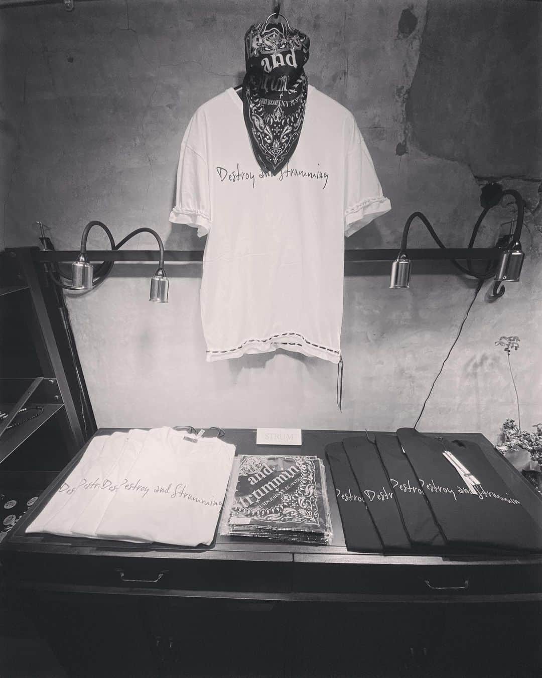 青木伸輔のインスタグラム：「JOHNNY BUSINESS×STRUM "Destroy and Strumming" Pop Up StoreでコラボTシャツ&バンダナ買ったらその場でプリントもしてくれました！ありがとう！ @johnny_business_official @strum_official @johnnybusiness_ @akane_sakado #tシャツ #バンダナ #destroyandstrumming」