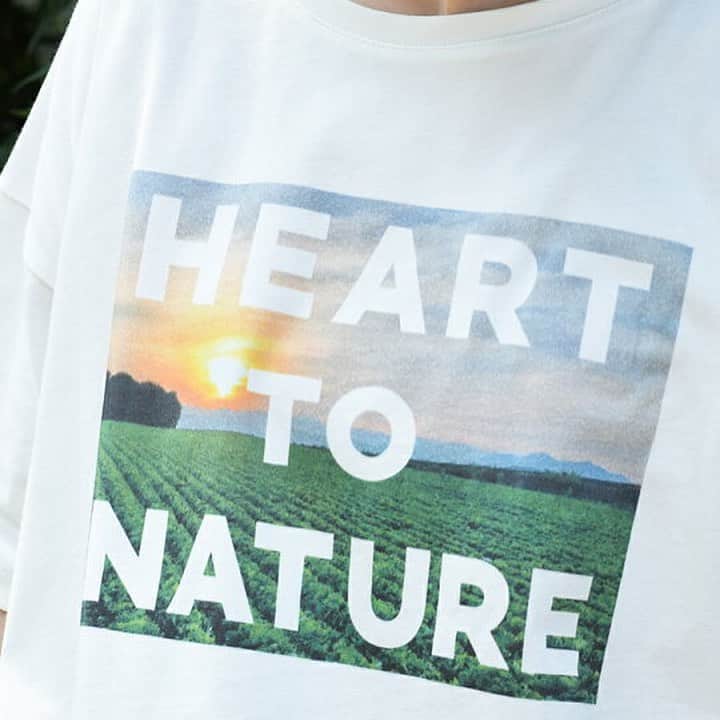 HEART MARKET (ハートマーケット)さんのインスタグラム写真 - (HEART MARKET (ハートマーケット)Instagram)「. . HEART TO NATURE TEE . model Ayu 154cm . フレンチスリーブで綺麗なシルエットのTシャツ。 しっかりめの生地に自然のフォトがプリントされた 夏を感じるおしゃれなTシャツ。 後ろの裾はラウンドしており、サイドにはスリットが。 前後差もあり裾にも価値のあるアイテムです。 . #夏#ハートマーケット#ハトマ#heartmarket#Tシャツ#自然#フォト」8月21日 21時15分 - heartmarket