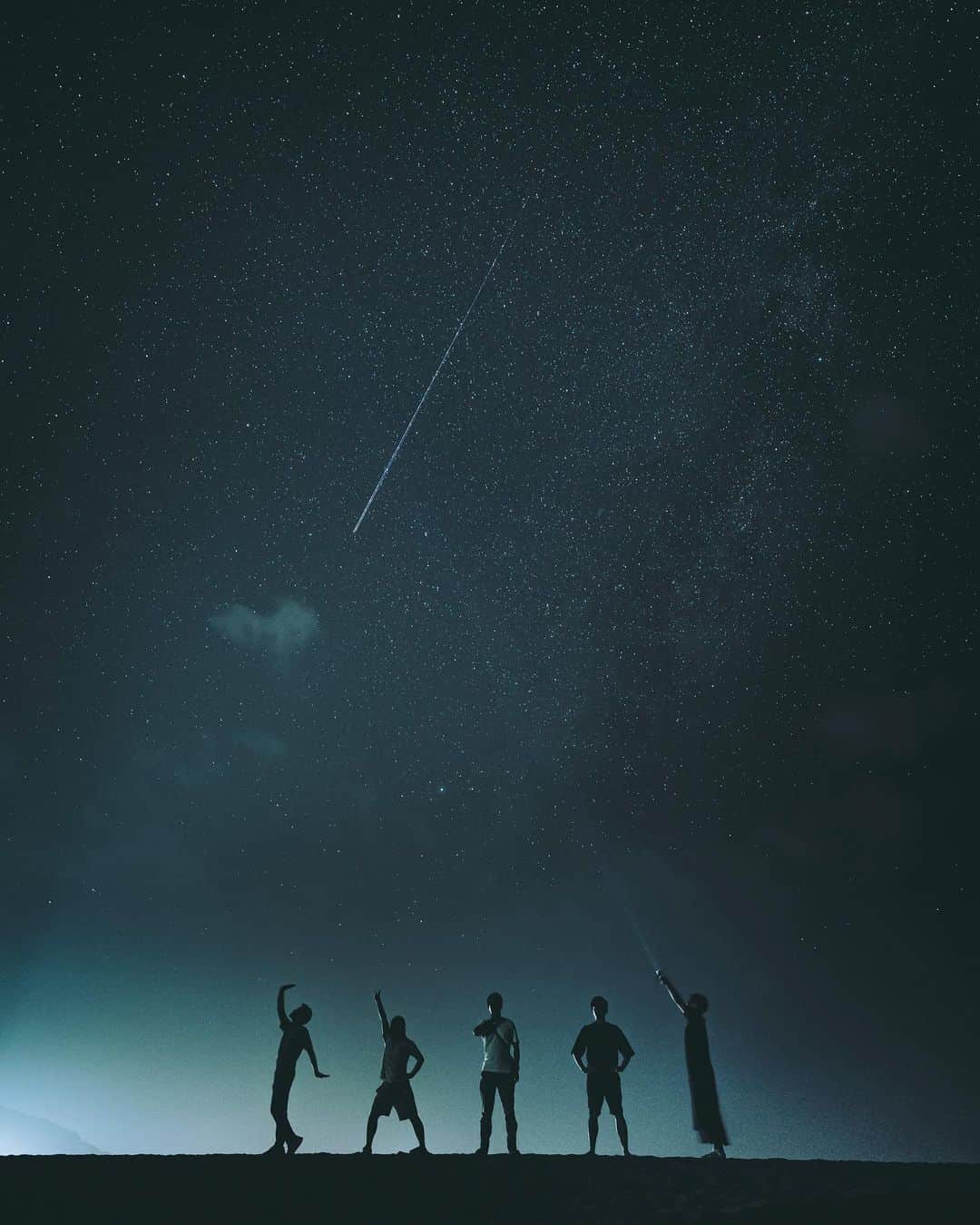 wacameraのインスタグラム：「We went to "Tateiwa" located in Japan sea, north of Kyoto. I could see some shooting stars and I was able to take a wonderful picture. Thank you my friends @yohei_sawamura @kazariya330 @ritsunoie @t.taku__  昨晩の星撮影では匠( @jiro_yabuzaki )おすすめの立岩へと行ってきました。道中、奈良の鹿では見たことのないレベルの角をもった雄鹿に遭遇し絶叫したり、道を間違え完全に脱輪するだろうというような小道にはまり込んだりハプニングは絶えなかったけれど波の音と星を見ながら珈琲を淹れたり、流れ星を追いかけたりと楽しい撮影となりました。 来月は大台ヶ原リトライしたいな、いやしましょう✨」