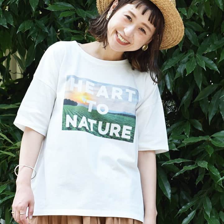 HEART MARKET (ハートマーケット)さんのインスタグラム写真 - (HEART MARKET (ハートマーケット)Instagram)「. . HEART TO NATURE TEE . model Ayu 154cm . フレンチスリーブで綺麗なシルエットのTシャツ。 しっかりめの生地に自然のフォトがプリントされた 夏を感じるおしゃれなTシャツ。 後ろの裾はラウンドしており、サイドにはスリットが。 前後差もあり裾にも価値のあるアイテムです。 . #夏#ハートマーケット#ハトマ#heartmarket#Tシャツ#自然#フォト」8月21日 21時15分 - heartmarket
