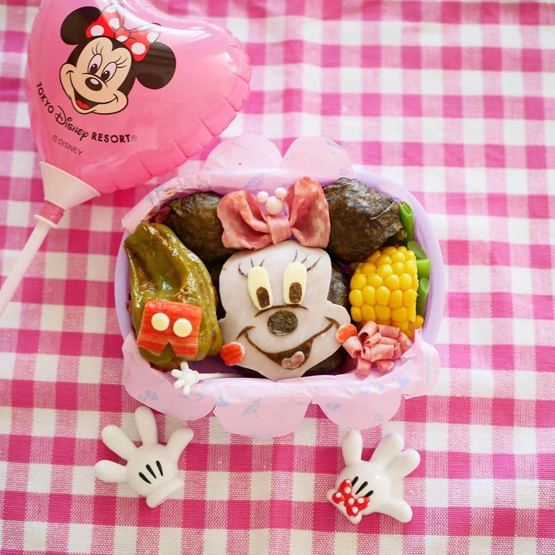 倉岡生夏のインスタグラム：「ミニーちゃん弁当🍙 ・ ・ 田舎から届いたピーマンで肉詰め⭐️ このレシピはピーマン嫌いの人にもこれならたべれる❣️て言われることが多いです。 今回は、挽肉に人参もいれました⭐️ ・ ・ とうもろこしはとってもあま〜くて、そのまま茹でるのが一番美味しい食べ方です⭐️ ・ ・ この前ディズニーランドで可愛い箸置きをgetしたので早速使ってみました（＾ν＾） ・ ・ みなさん夏バテには気をつけてくださいね⭐️  ・ ・ ・  #おうちディズニー  #キャラ弁  #ディズニーキャラ弁  #キャラ弁部 #愛され料理 #可愛いお弁当作りたい部  #ミニー  #ミニー好きな人と繋がりたい  #キャラ弁初心者  #kyaraben  #disneygram  #bentobox  #ミニーちゃん #ミニー弁当」