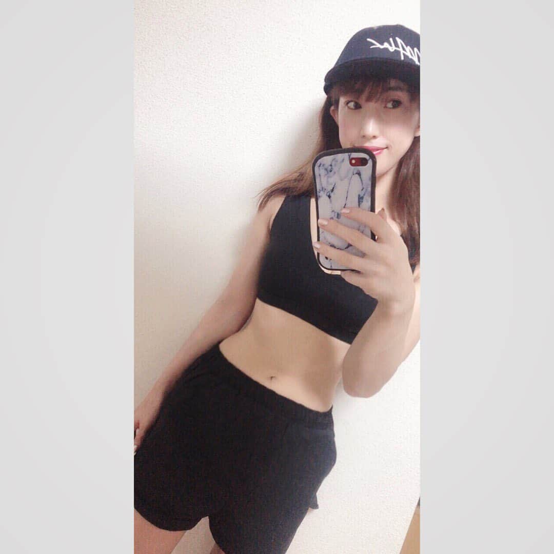 近藤夏奈のインスタグラム：「今日もラジオ2時間生放送🗣﻿ 聞いて下さった皆様、ありがとう❣️﻿ いつもメッセージも沢山嬉しいです🥺﻿ ﻿ ﻿ 毎週、スポーツ.健康.美容などに関して﻿ お届けしている6時台のコーナー◎﻿ 今日は『腹式呼吸法』についてご紹介させて﻿ 頂きました🧘‍♂️﻿ ﻿ ﻿ 自立神経や腸内環境を整える呼吸になるので﻿ リラックスしたい時やダイエットにもおすすめ🙆‍♀️﻿ ﻿ ﻿ またストレッチとかも含めて、やり方の動画ものせてみようかな〜と思ってまーす🙋‍♀️﻿ ﻿ ﻿ ⬇︎ざっくりとやり方はこんな感じ❤️💙🤍﻿ ＊＊＊＊＊＊＊＊＊＊＊＊＊＊＊＊＊﻿＊＊＊＊ ﻿ ﻿ 1.ゆっくり口から息を吐き出す《6秒ほどで！﻿ ＊お腹をへこませるイメージ﻿ ﻿ 2.ゆっくり鼻から息を吸い込む《3秒ほどで！﻿ ＊お腹を膨らませるイメージ﻿ ﻿ ﻿ ﻿ ▶︎5回ほど繰り返すことをおすすめします　  #ウメダfm#ウメダfmbehappy789#梅田#ラジオ  #ラジオパーソナリティー#リポーター」