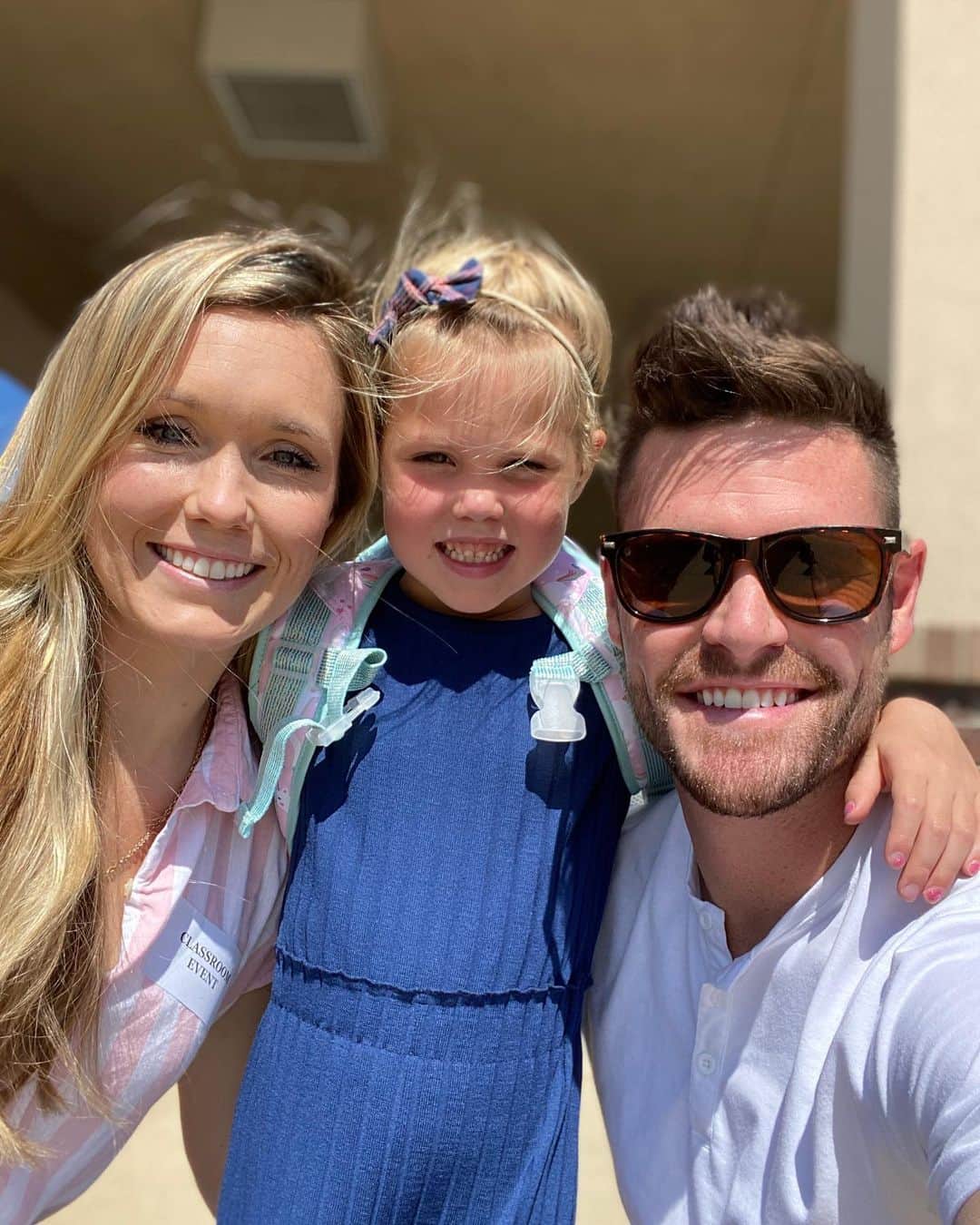 デービッド・ボウディアのインスタグラム：「Mixed bag of feelings seeing Koda 🐻 start her first day of school! Read a tweet the other day saying, “I can’t believe it’s already September. Literally feels like it was March just 16 years ago.” This is exactly what the last 6 years have felt like and then all of the sudden Koda started school.  . . . It’s like a little dagger goes through my heart every time I see her walk into school by herself with her huge backpack on her back. I feel old saying this, but she’s growing up so fast (and slow at times!). We love driving her to school hearing her talk about what she’s excited for that day, praying for her before she goes in then hearing about her highs and lows of the day! @brandso」