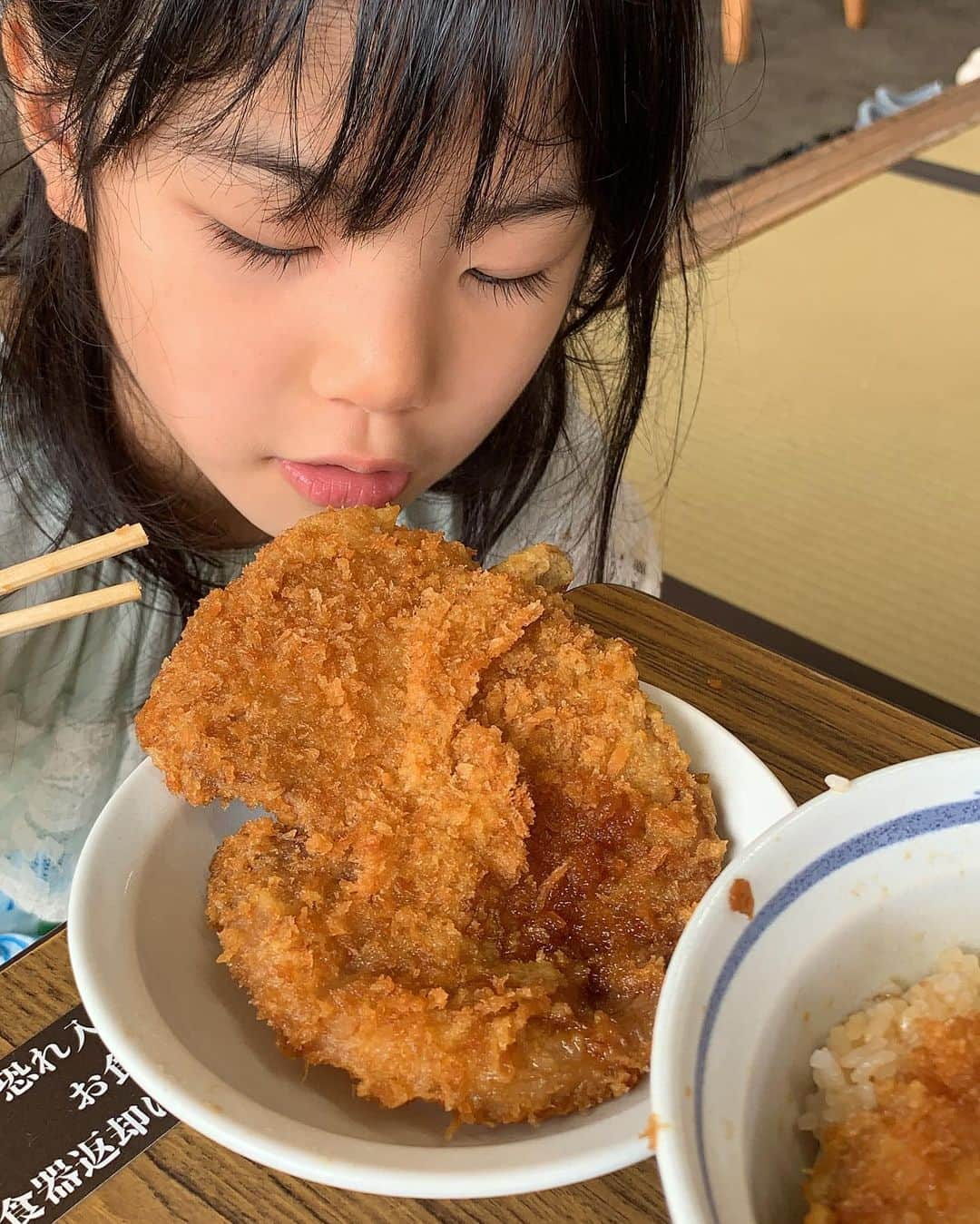 Kids Of Ninjaのインスタグラム：「夏休みにわらじかつ丼を食べました🍀 ちょっと分かりにくいけど、 草鞋みたいなカツが二枚乗ってます😋  ✼••┈┈••✼••┈┈••✼••┈┈••✼••┈┈••✼ #わらじかつ #三峰神社 #子供との大切な時間 #きょうの娘 #成長記録 #子育てグラム #ママライフパパママ #インスタキッズ #コドモノ #コズレ #子育て中ママ #女の子ママ #男の子ママ #子育てあるある #9歳ママ #6歳ママ #兄妹ママ #ママライフカメラ #親バカ部 #スマイル育児 #子どもと暮らす #ワーママ #アラフォーママと繋がりたい #育児アカウント #子供かいる生活 #子供のいる暮らし #ママリ #まますたぐらむ #kodomo #love_kodomo_japan」