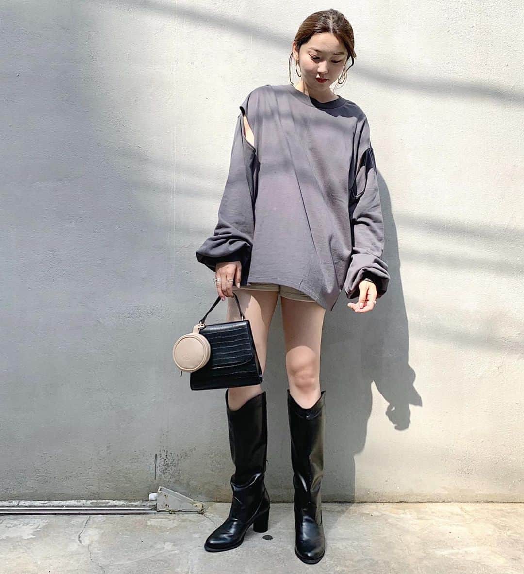 mina hinokuchiのインスタグラム：「. 袖がチラッと✨ ルーズなシルエットがなんとも可愛い、、 写ってないけど、実は後ろも可愛んです♡ . まだ暑かなーっと思ってたけど、 2枚目みたいに袖を前で結ぶ着方はすぐに着れそう！☀︎ . . #whoswhochico #salonbychico #フーズフーチコ　#スウェット　#モノトーンコーデ #coordinate」