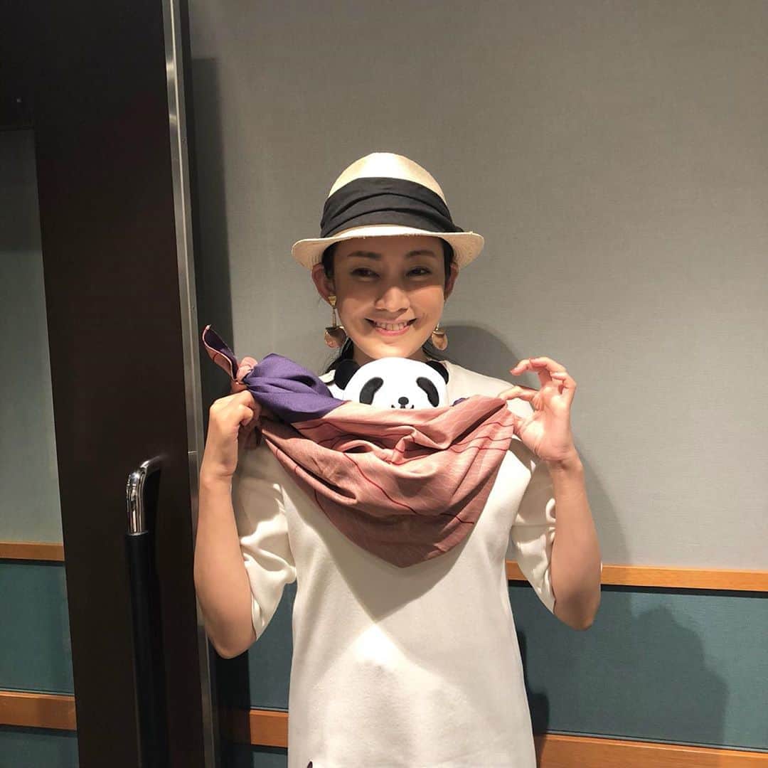 田中美里のインスタグラム：「私がパーソナリティーを務めているSompo Japan presents MORNING CRUISIN’  明日は風呂敷を使ったエコバックの作り方やいろんな使い方を教えてもらいます。 風呂敷っていろんな柄があって可愛いし、とっても便利。 ジャパンダを包んでみました。  是非、聴いてくださいね。  毎週土曜日朝9時からです。  #radio #bayfm #モーニングクルージン #土曜日朝9時 #ゆるゆるな朝をお届けします #風呂敷 #エコバック #むす美」