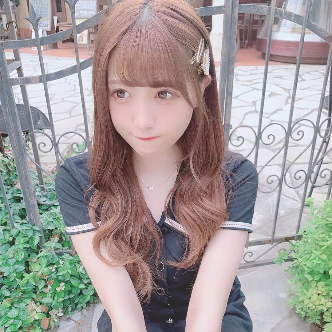 田口未彩のインスタグラム：「💭  ネックレスのイニシャルの "R"は、るぅとくんのR😚💛 ゾッコンです、  善逸も変わらず大好きですので 安心してください、、🌙  #ヘアアレンジ　#ヘアクリップ　#巻き髪　#ブラウンカラー　#ヘアカラー」