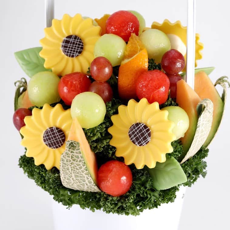 Fruit-bouquets.comさんのインスタグラム写真 - (Fruit-bouquets.comInstagram)「【Soleil (ソレイユ)】 真夏の太陽のように咲いた大輪のヒマワリが目を惹く、 フォトジェニックな夏限定の商品🌻 . 夏のフルーツギフトとして、誕生日や記念日の贈り物などに 大変人気のあるフルーツブーケです💐 . 色の違う2種類のメロンや、丸くくり抜いたスイカ、 皮ごと食べられるブドウや、オレンジをアレンジメントしています🍉🍈 . #フルーツブーケ #プレジール #フルーツ #花束  #西千葉 #千葉 #フルーツケーキ #果物 #手土産 #サプライズケーキ #お祝い #記念日 #贈り物  #パーティー #フルーツギフト #果物大好き  #サプライズプレゼント #パーティーギフト  #インスタ映え #インスタ映えスイーツ  #スイーツ #ギフト #おうち時間  #インスタ映えケーキ #サプライズ  #スイーツ #サプライズギフト #プレゼント  #フォトジェニック #ホームパーティー」8月21日 21時22分 - fruitbouquet.japan