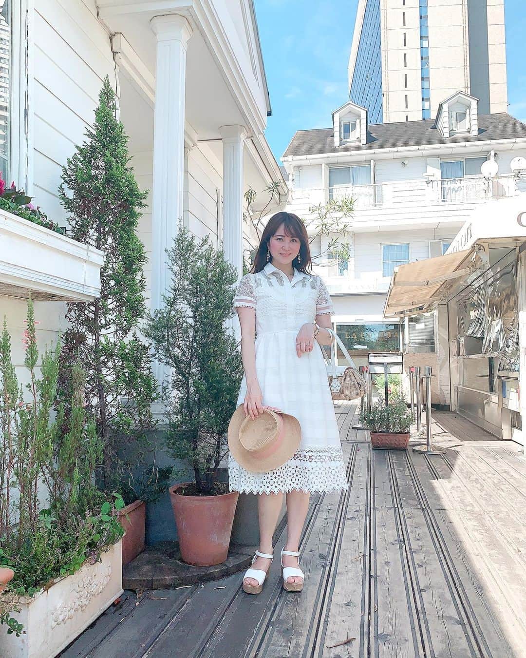のインスタグラム：「#canalcafe (@canalcafe_official )🍽 #飯田橋駅 の新しくなった駅舎見学で 暑すぎて、帰りに久しぶりにカナルカフェへ💕  子連れで行ったのは初めてなので 5年ぶりとかになるかも😅  広い席にしていただき助かりました🙏  ランチのピザとデザート🍮💕  待っている間に、鯉や亀を見て、餌やりもできました🐢🐟※餌も20円くらいで売ってます💐  子どもたちにとっては、すっかり楽しい場所に😊💠  釜焼きのピザも好きで、何度か来ていました💕🍕 テラス席はかなり暑かったですが 景色が良くて気持ちいい✨  写真は、外のお手洗いの建物周辺😅  #カナルカフェ #カナルカフェ☕️ #飯田橋カフェ #飯田橋 #飯田橋グルメ #飯田橋ランチ #iidabashi #神楽坂カフェ #神楽坂グルメ  #ピザランチ #ランチセット #プリンデザート #ドリンクセット」