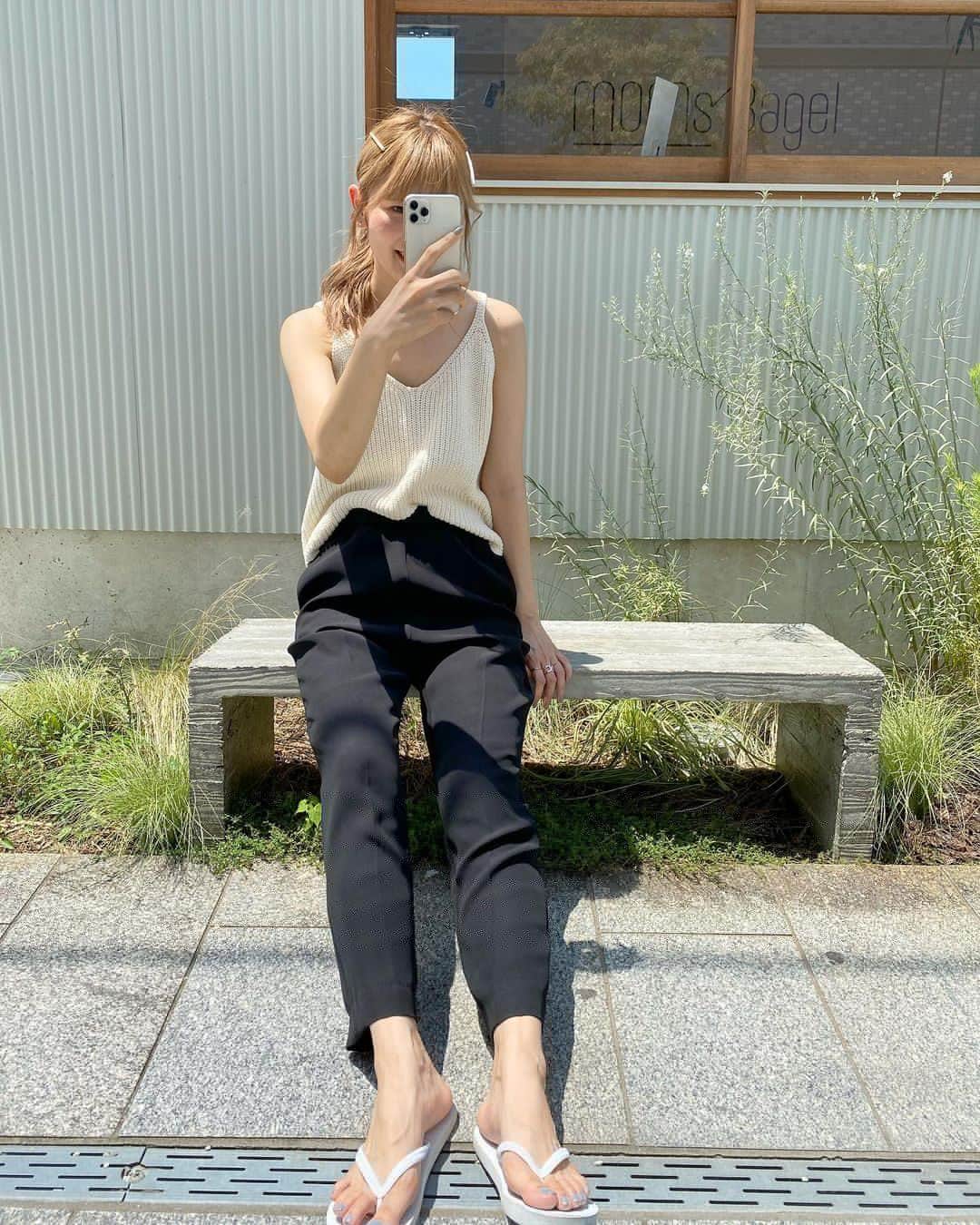 松田 美奈子のインスタグラム：「リラックスパンツ🌿 オールシーズン🆗な生地です🌎 まとわりつかず、本当にリラックスできるパンツに仕上がっています🧚🏻 . どうやったら良さが伝わるかなぁと思って、よく頂いた質問や、身長別のサイズ感などを自分のとMERCIのハイライトにまとめてます🧚‍♂️ 少しでもお役に立てると嬉しいです🌿 . 極上のリラックスパンツ👖 詳しい特徴やこだわりは @merci__jp 見てください🥺 わたしはブラックのSサイズ履いています。 . 完売していたけど、再販の準備が整って今夜21時に再販開始です🥰 . #サスティナブルファッション #サスティナブル #リラックスコーデ #サテンパンツ」