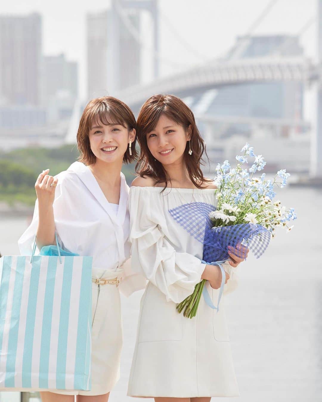 フジテレビアナウンサーのインスタグラム：「. フジテレビ女性アナウンサーカレンダー2020 撮影の裏側🎬をご紹介… 今日は、4月編💭  お祝いがテーマの4月は、ギフトを持った2人のテラスでの撮影📸 お台場特有の風と、通り雨に悩まされながらもすばらしい写真が撮れました😭さすがの2人です👏 採用カットはぜひカレンダーでご確認ください🥰  堤アナが愛でている花束は、撮影協力デザイナー 田邊和則さん（フジテレビフラワーネット) @ks_f0420 に作っていただきました💐  宮司アナの持っている紙袋には他にも候補が💡 実はすべて新美アナ @yuka_niimi.49  によるリメイク🤫  そして、恒例カレンダー撮影の裏側リポートは2人ともに縁ある藤井アナ🎤 FODアナマガにて配信中です☺️ https://fod-sp.fujitv.co.jp/s/genre/announcer/sera002/a002110041/  ご自宅にいながら、お台場めぐりができる フジテレビ女性アナウンサーカレンダー2020をよろしくお願いいたします☺️  #宮司愛海 @manami_miyaji  #堤礼実　@reimi_tsutsumi1123  #藤井弘輝 @fujii_koki_cx」