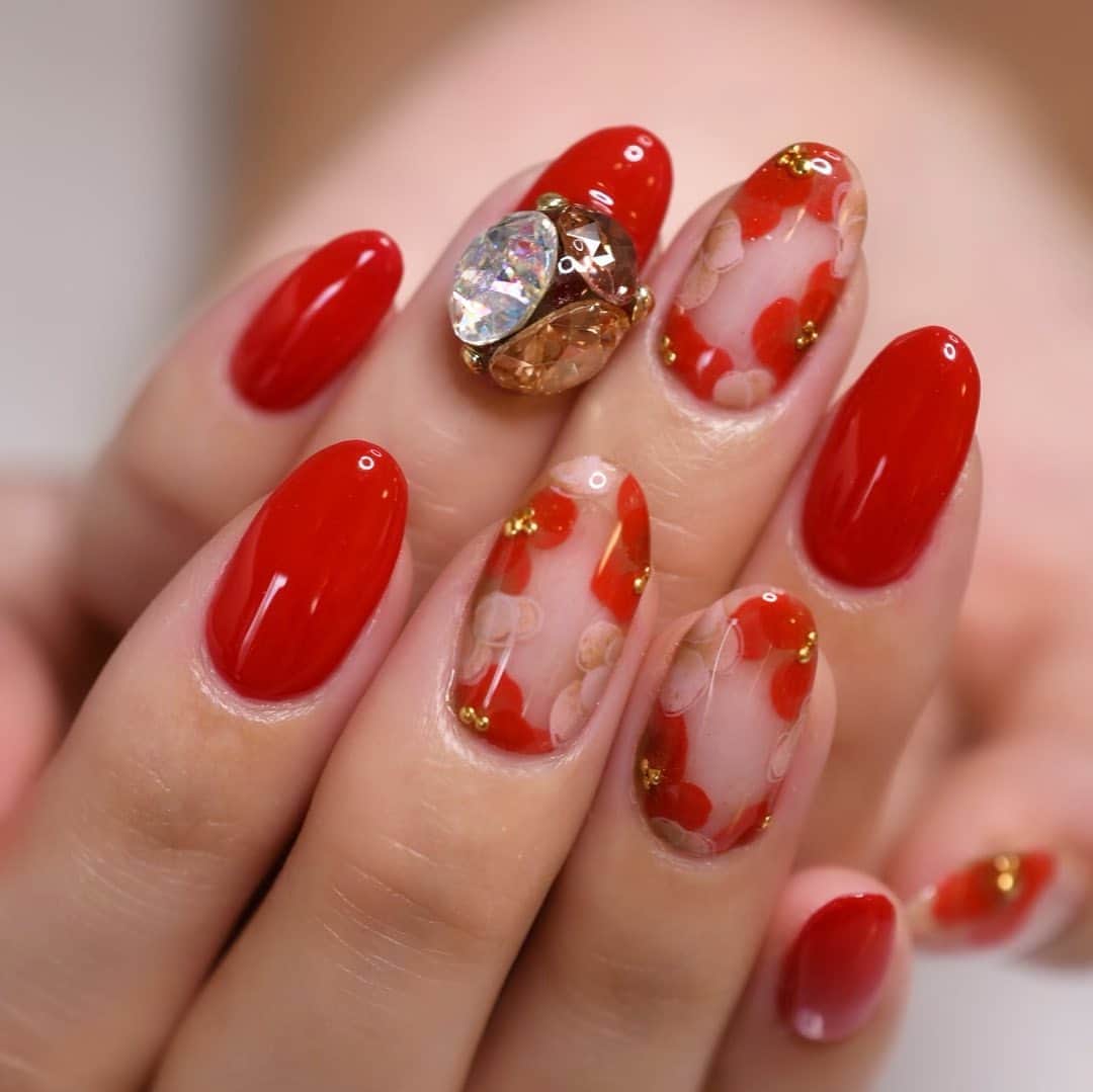 Yuka Maeda ::manicurelistのインスタグラム：「あーーーー🥺❤️もう💕かわいい🥰 . . Salon data▼ ＝＝＝＝＝＝＝＝＝＝＝＝＝＝＝＝＝＝＝＝ . CADENAS -nail eyelash salon- ●Nail artist  @yuka.maeda  @yuki_cadenas ●eyelash　@cadenaseyelash  ゲストに愛と感動を…♡ . 【 LINE ＠cadenas 】 ご予約/お問い合わせはLINEよりお気軽に🤲 ▶︎▶︎#cadenasnail デザインアップしてます♡ . . access…大阪市北区堂山町16-1  中崎町駅  徒歩5分/梅田駅  徒歩6分 . tel… 06-4792-8617 ＝＝＝＝＝＝＝＝＝＝＝＝＝＝＝＝＝＝＝＝ . . . . #中崎町ネイルサロン #梅田ネイルサロン #大阪ネイルサロン #関西ネイルサロン #インスタネイル #instanails #instanail #トレンドネイル #ネイルサンプル #ネイル好きな人と繋がりたい #ネイルブック #ネイルカタログ #ネイルチェンジ #今月のネイル #にゅーねいる #エアブラシネイル #大人かわいいネイル #ネイル大好き #ネイル💅 #ネイル部 #女子力向上委員会 #女子力 #フラワーネイル #サマーネイル　#赤ネイル #ビジューネイル」