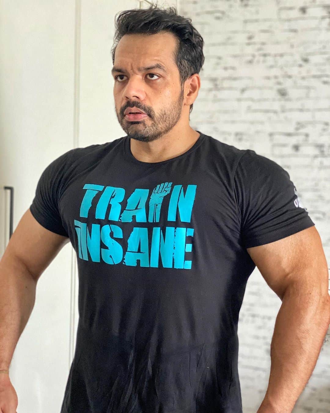 Gaurav Tanejaのインスタグラム：「Training makes me HAPPY !!  . #flyingbeast #fitmuscletv #RasbhariKePapa #workout #gym #fitness」