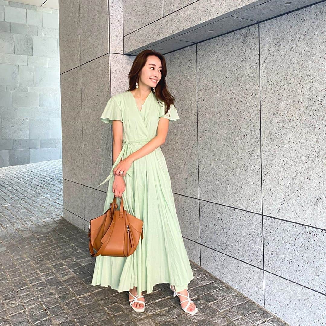 小祝麻里亜のインスタグラム：「いつかの格好。暑いけど、秋が近づいてきたから…今のうちに夏〜〜〜❗️って色や形の服を、沢山着ようと思います😊☀️  良い週末を過ごせますように☺️🙏🙏  ． ． ．＿＿＿＿＿＿＿＿ #outfit #coordinate #look #instafashion #셀스타그램 #얼스타그램 #코디 #스타일링 #데일리 #데일리룩 #오오티디」
