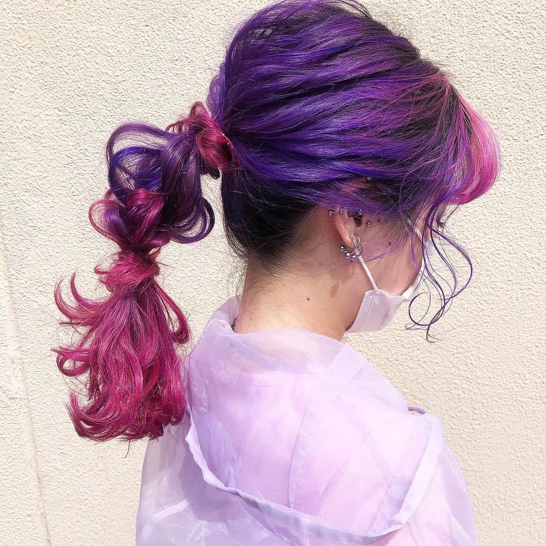 Miki Kajiwaraさんのインスタグラム写真 - (Miki KajiwaraInstagram)「ルナちゃんの紫からピンクのグラデーション♡♡ . 可愛い色になったので、アレンジしてみたー♡♡ . . パキッとたハイセンスカラーがよく似合う♡♡♡」8月21日 21時36分 - kajimagic