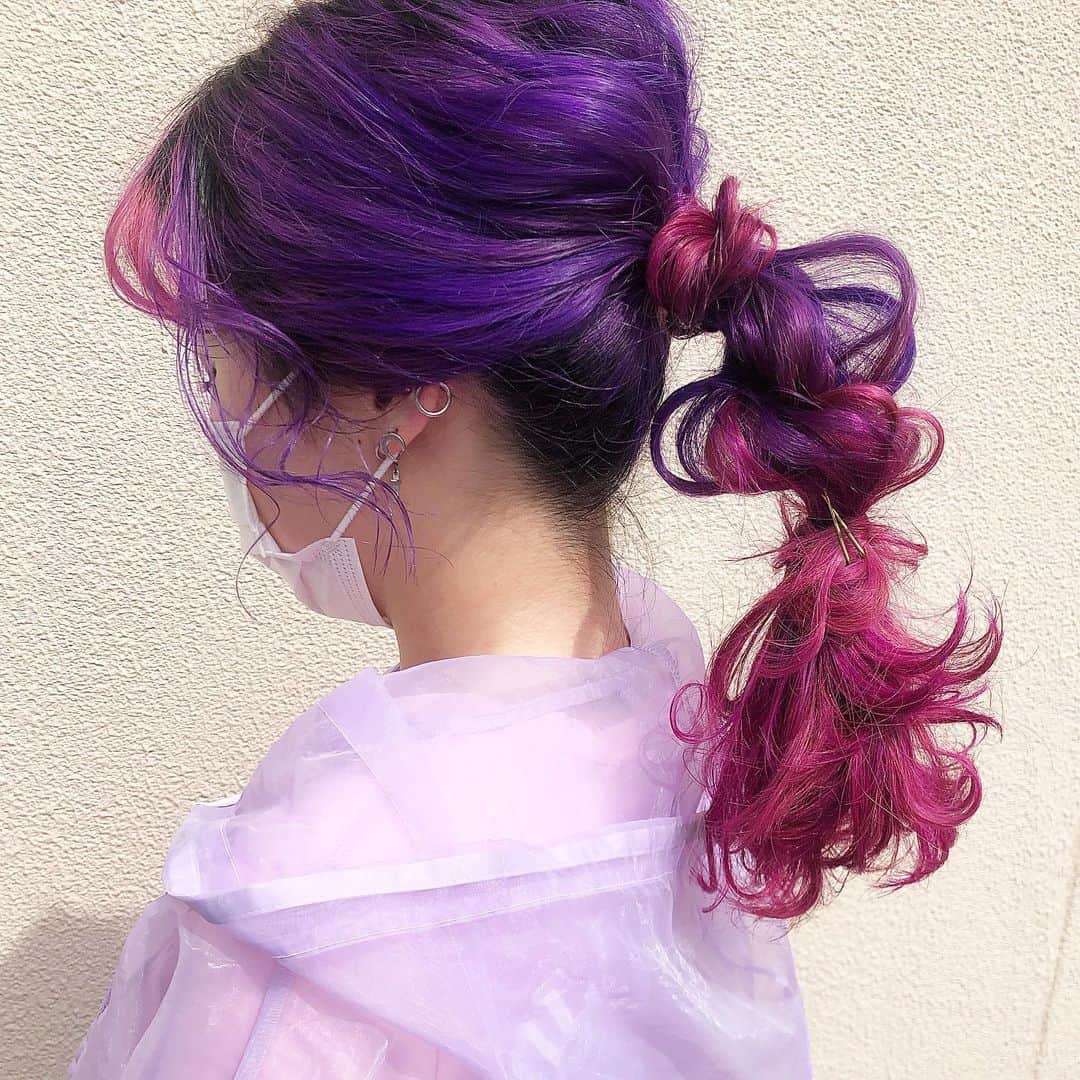 Miki Kajiwaraのインスタグラム：「ルナちゃんの紫からピンクのグラデーション♡♡ . 可愛い色になったので、アレンジしてみたー♡♡ . . パキッとたハイセンスカラーがよく似合う♡♡♡」