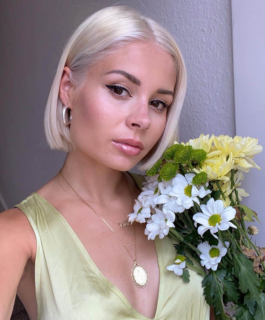 ニーナ・ネスビットのインスタグラム：「scandi blonde 🍃🌻 by @harrietmuldoon」