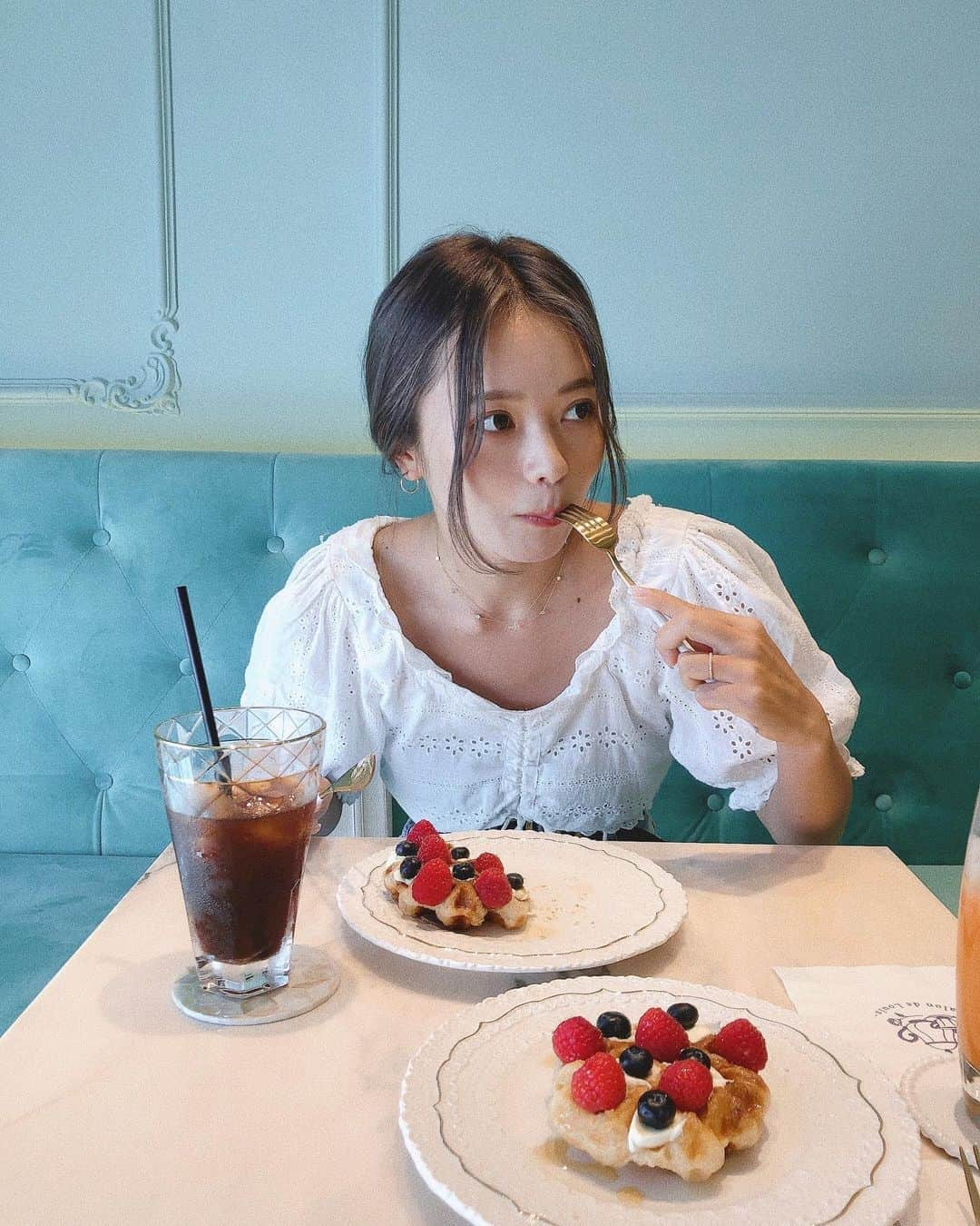 鈴木あやさんのインスタグラム写真 - (鈴木あやInstagram)「ちゃんるいとお茶☕️💙 いつも韓国行って一人でお洒落なカフェ巡りをするんだけど、今は渡韓できないから表参道にある気になっていたカフェへ。  やっぱり"カワイイ"って大好き。😍💋  #cafe #카페 #카페스타그램 #カフェ #カフェ巡り #☕️」8月21日 21時30分 - techitechiaya