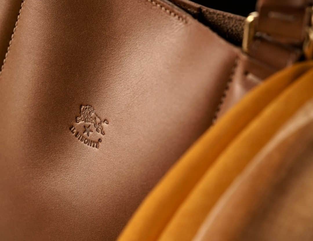 イルビゾンテのインスタグラム：「Beauty is in the details.  ☆ #ilbisonte #details #leatherbag #womanfashion」