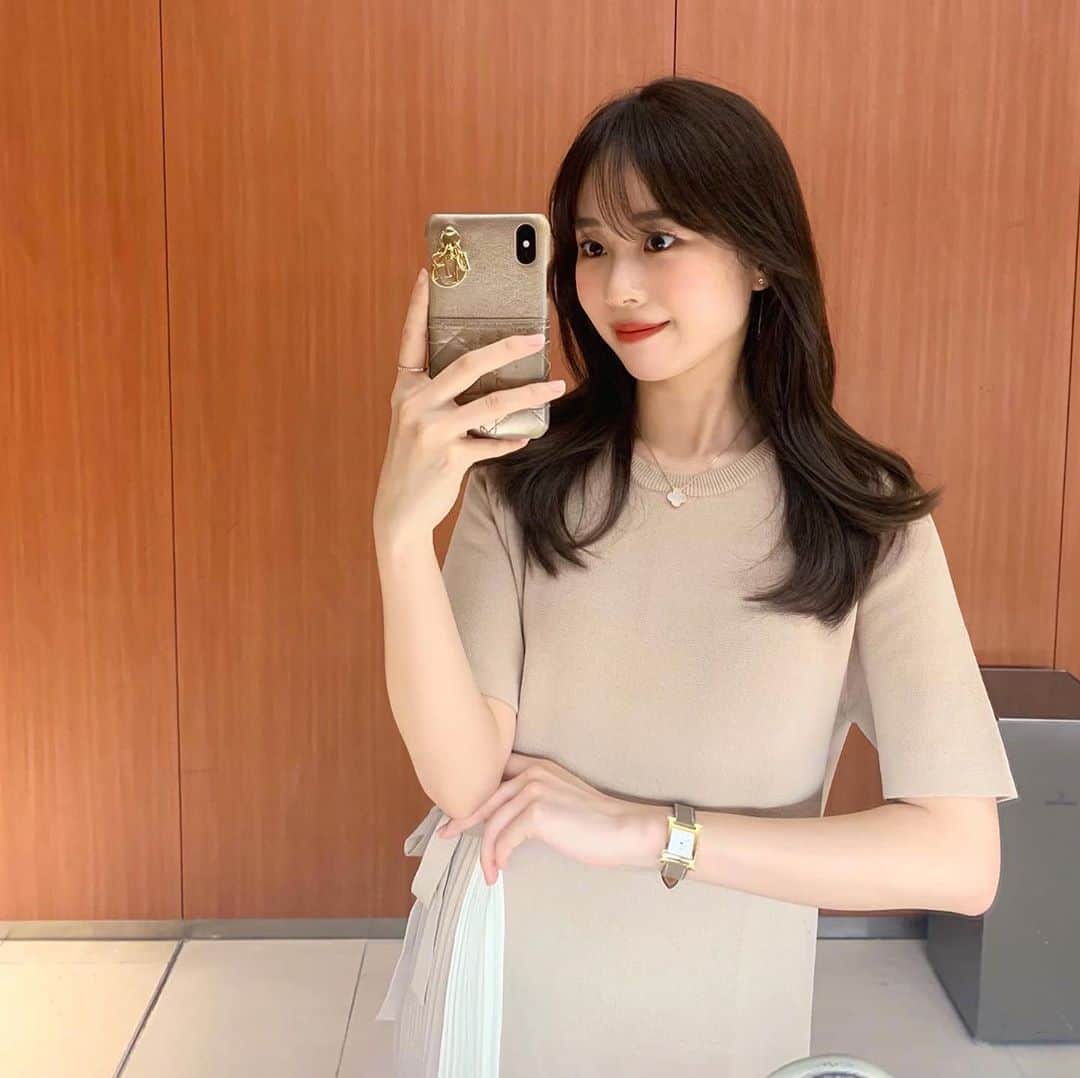ハンナミのインスタグラム：「お気に入りのニットワンピースは 秋にたくさん着たい🤎 今日も着たけど まだあつかった. . .🤣  21:00-予約販売startしました :) ストーリーの質問も まだまだお答えしていきますね♡」