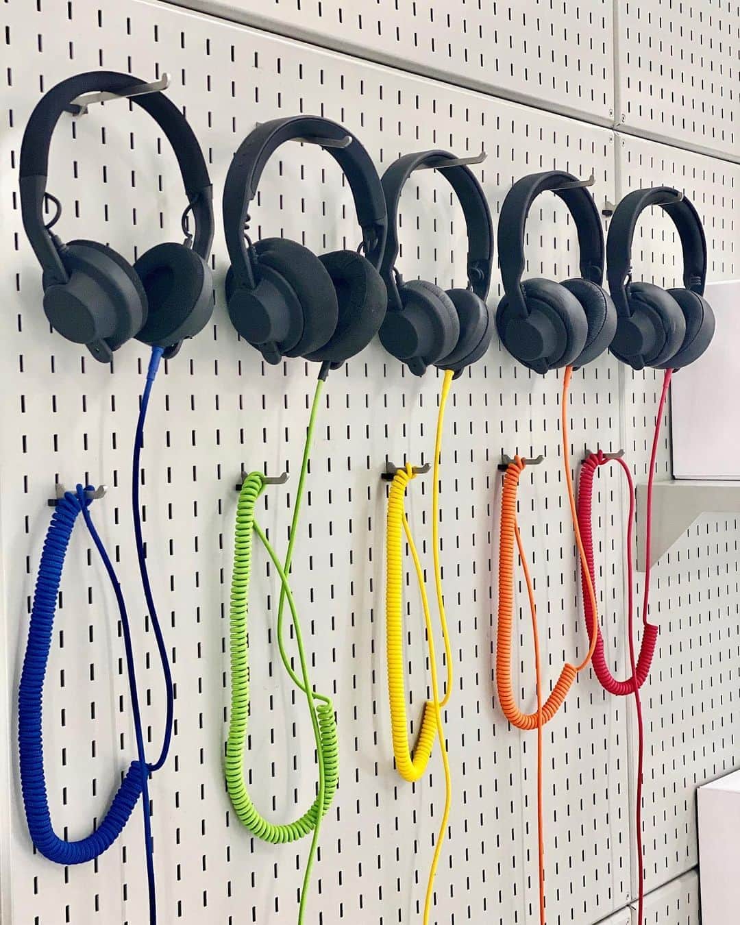 AIAIAIのインスタグラム：「No straight cables in Studio A this weekend🌈 Tag a friend who needs a splash of color added to their headphones, we’re giving away a pair of TMA-2 Comfort with colourful cables to you and a lucky friend!  #PRIDE2020  Update: Winners are @thomasklaps and @vincent_wknd」