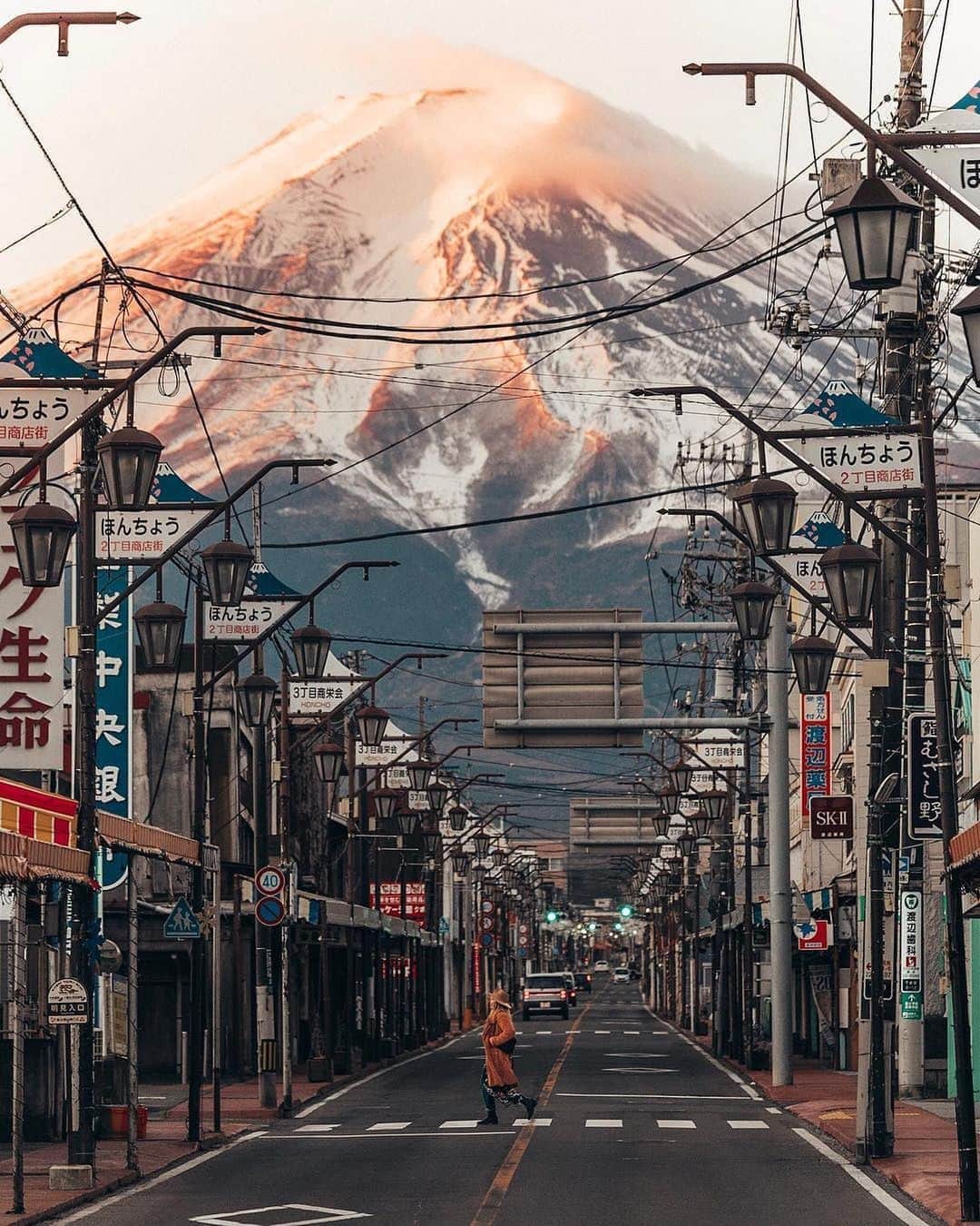 GENIC 公式インスタグラムさんのインスタグラム写真 - (GENIC 公式インスタグラムInstagram)「富士山を見るためのベストスポット情報は増えるばかり。富士山の位置は昔から変わらないのに…！  最近は、海外からの観光客のSNSを通じて、富士山のベストビューを教わることも多くなってきました。 ここ、山梨県富士吉田にある、ほんちょう２丁目商店街と３丁目商栄会の周辺もそう。  昭和にタイムスリップしたかのような街並みなのは、繊維産業で栄えた昭和30年代の盛り場がそのまま残っているから。 ノスタルジーを誘う街並みは、レトロな喫茶店やおしゃれなカフェなど、個性的なお店を探しながら散策してみても面白い！  Photo @life_in_tokyo , @veggiewayfarer , @charlies_wanderings , @krystinesc」8月21日 21時38分 - genic_mag