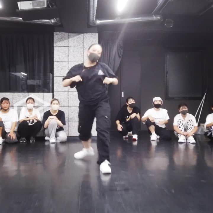 Kahonnaのインスタグラム：「みんなヤバすぎうますぎ🤦🏼‍♀️🤦🏼‍♀️🔥🔥🔥🔥🔥💕💕💕💕まじで最高なダンス、最高な空気、刺激と感動をいつもいつもありがとう😭💙💙💙ここに載ってない約30人のみんなも最後まで諦めずにありがとう！みんな素晴らしかった💕😭いつもいつもありがとう❤️ @sprout_dance レッスンは毎週木曜日19:30-21:00です🔥誰でもぜひ来てください🙇🏼‍♀️❤️ @onana077 @shu_riii322 @maria_funatsu @omihooooooo @cha____r 😍😍✨✨💙」