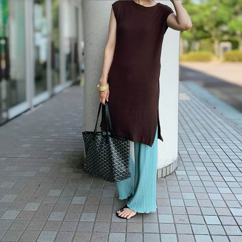 のインスタグラム：「#coordinate  ブラウン×ミント 好きな配色 ・ ・ #ootd #ootd_kob #locari #fashion #fashiongram #ponte_fashion #isuta #大人カジュアル #プリーツパンツ #brown #mintgreen #チョコミントカラー #vsco #vscam」