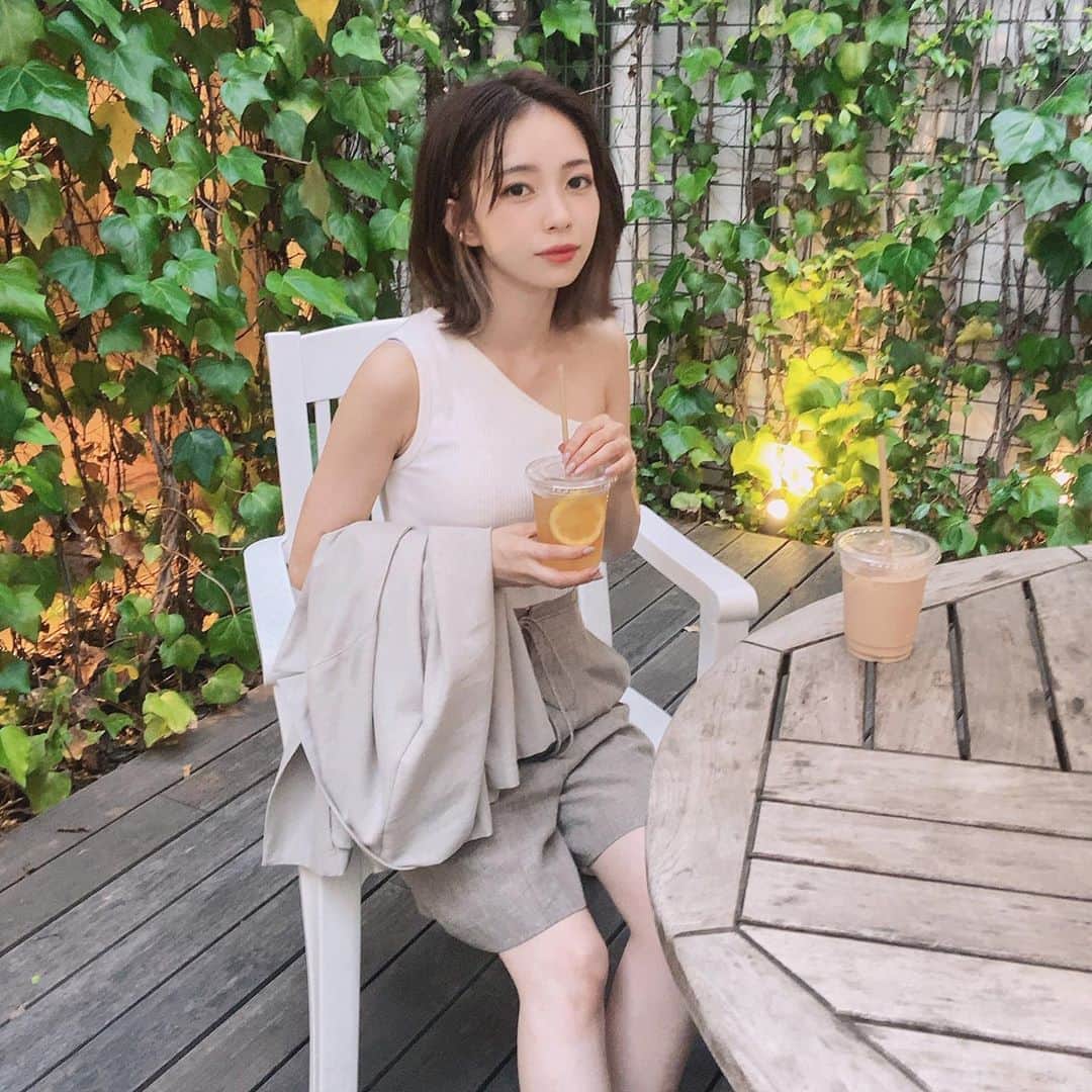 塩川裕美のインスタグラム：「. 珍しくほぼ時差なし投稿🕊(昨日の！) . この写真撮る数十秒の間に蚊にさされまくった😭😭😭 . . 外はめちゃくちゃ暑いのに、お店の中は寒くてすぐ鳥肌たつから 麻ジャケットを持っていってて、 脱いだり着たり忙しかった🦜 . . . . #milaowen #snidel #globalwork #低身長コーデ #おちびコーデ #今日のコーデ　#おちびの輪 #セットアップ #夏服コーデ #晩夏 #秋コーデ #ootd #code #ハーフパンツ#ジャケット #ベージュコーデ #150cm #140cm #150cmコーデ」