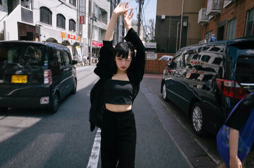 のインスタグラム：「♡ . . . . . . . . . . . . . . . . . . . . . #黒髪スーパーロング #黒髪 #黒髪ロング #ロングヘア #スーパーロング #前髪  #ぱっつん前髪 #黒髪ぱっつん #撮影 #film #作品撮り #streetfashion #サロモ #サロンモデル #古着  #ootd #ootdfashion #ストリートファッション #streetstyle  #90sfashion #filmcamera #ootd4nylonjp #自撮り #selfie #streetphotography #セナ #フィルム #フィルムカメラ」