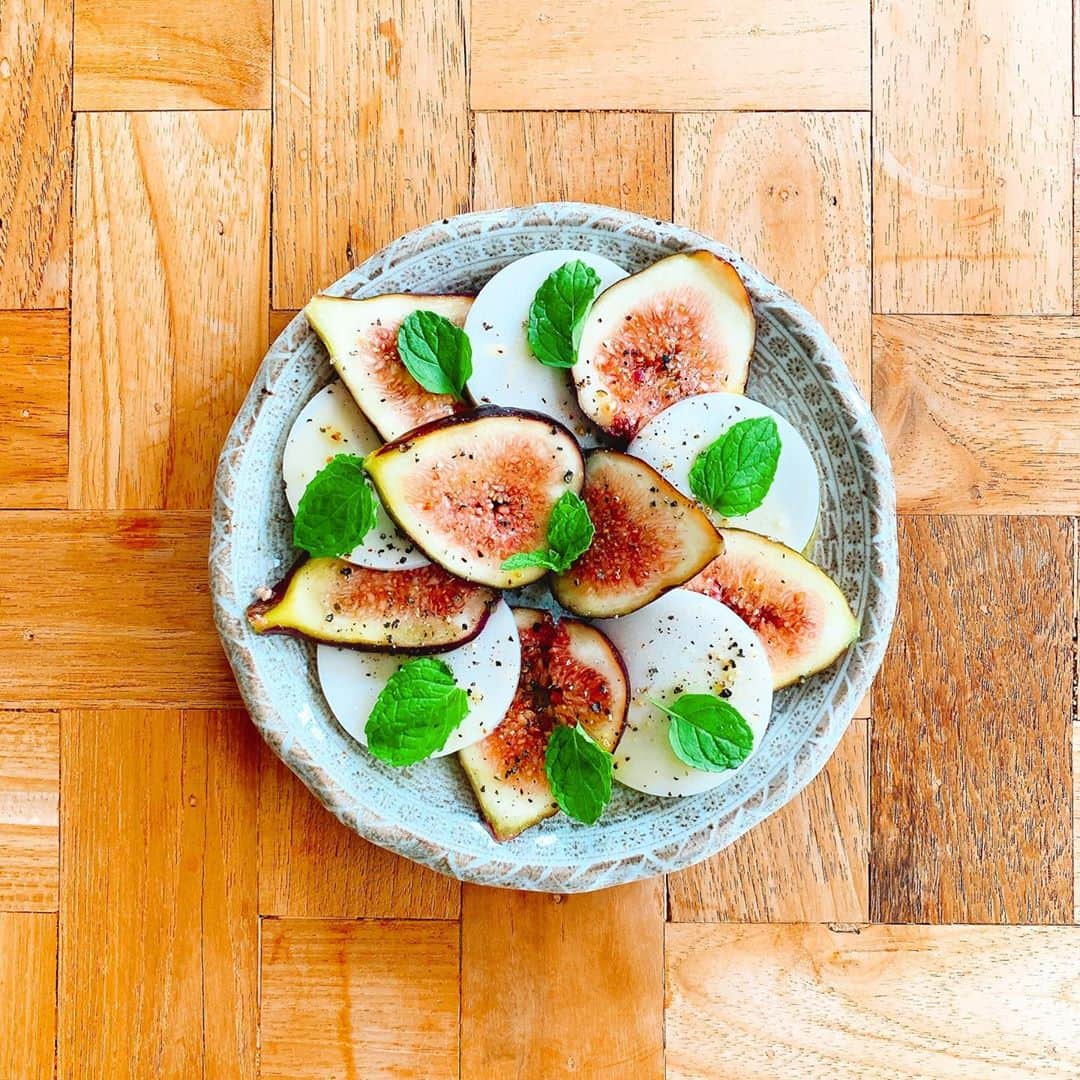 リサ のインスタグラム：「いちじくとヴィーガンチーズ。🍷  #food #foodpic #foodphoto #foodie #foodlover #instafood #foodism #foodaddict #foodies #foodoftheday #onthetable #りちゃこ食堂」