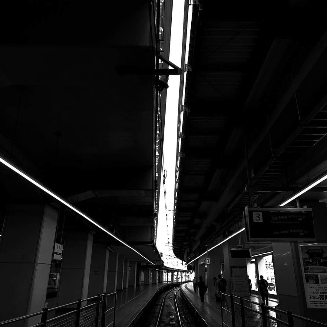 naotakeのインスタグラム：「駅 - A station / iPhone XR & Snapseed, 20200822 . . 明日の午後からはしばらく天気が悪いらしい。せっかくのお休みなのに。 . . #spicollective #royalsnappingartists #infamous_family #rsa_main #infinity_photo_cult #2_fineart #jp_gallery_member #jp_gallery_bnw #trb_bnw #wp_bnw  #bnw_life #bnwlife_member #bnw_life_shots #bnw_captures #world_bnw #top_bnw #team_jp_ #team_jp_モノクロ #ig_energy_bw #ig_nihon #streetphotographybnw #igersjp #blackandwhite #bnw #bnwphoto #monochrome #bw #bnwphotography #ShotOniPhone #shotoniphoneXR」