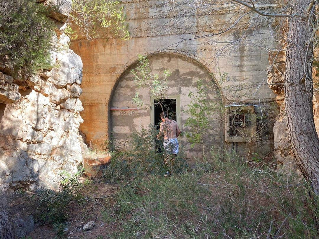 ルーファス・テイラーさんのインスタグラム写真 - (ルーファス・テイラーInstagram)「Old military tunnels of Croatia. Creepy crawly central in there ☹️」8月21日 21時49分 - rufusttaylor