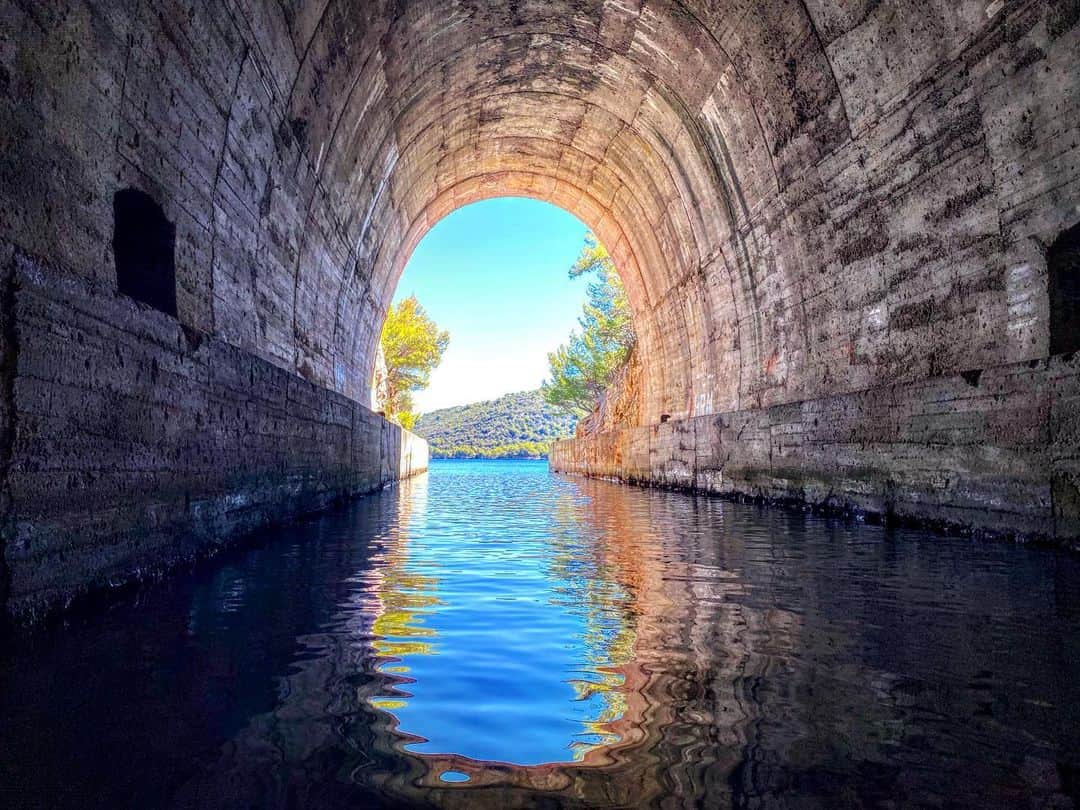 ルーファス・テイラーのインスタグラム：「Old military tunnels of Croatia. Creepy crawly central in there ☹️」