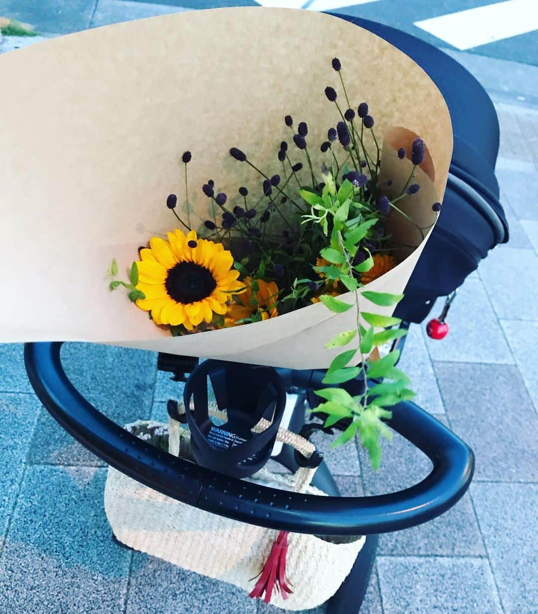 加藤未央さんのインスタグラム写真 - (加藤未央Instagram)「メルが生きていたら、17回目のバースデー🌻  息子とお散歩の帰り道に、お気に入りのお花屋さんでお花を久しぶりに買って帰りました✨ お花を選んでいる束の間の時間が至福だった〜 #ひまわり #姫ひまわり #ゆきやなぎ #ワレモコウ をチョイス。」8月21日 21時49分 - mio.ka10