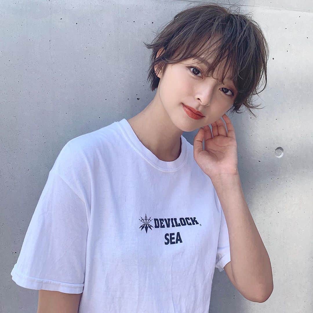 かおりのインスタグラム：「・ ・  オーバーサイズのTシャツかわいい！ 普段はカジュアルな服よく着てる😉  #Tシャツ　#白T」