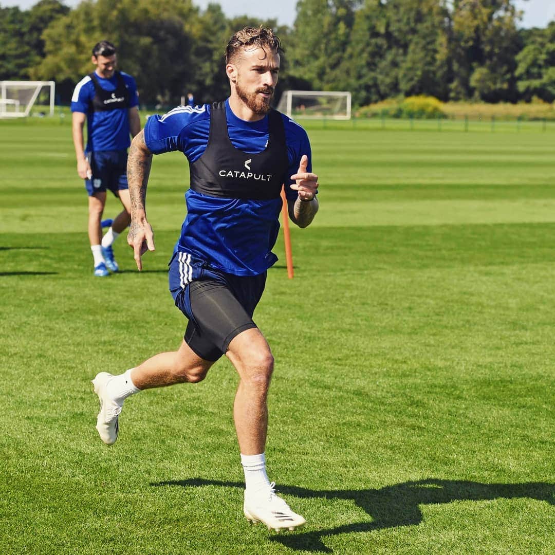 ジョー・ベネットのインスタグラム：「Workin 💫💙⚽️」